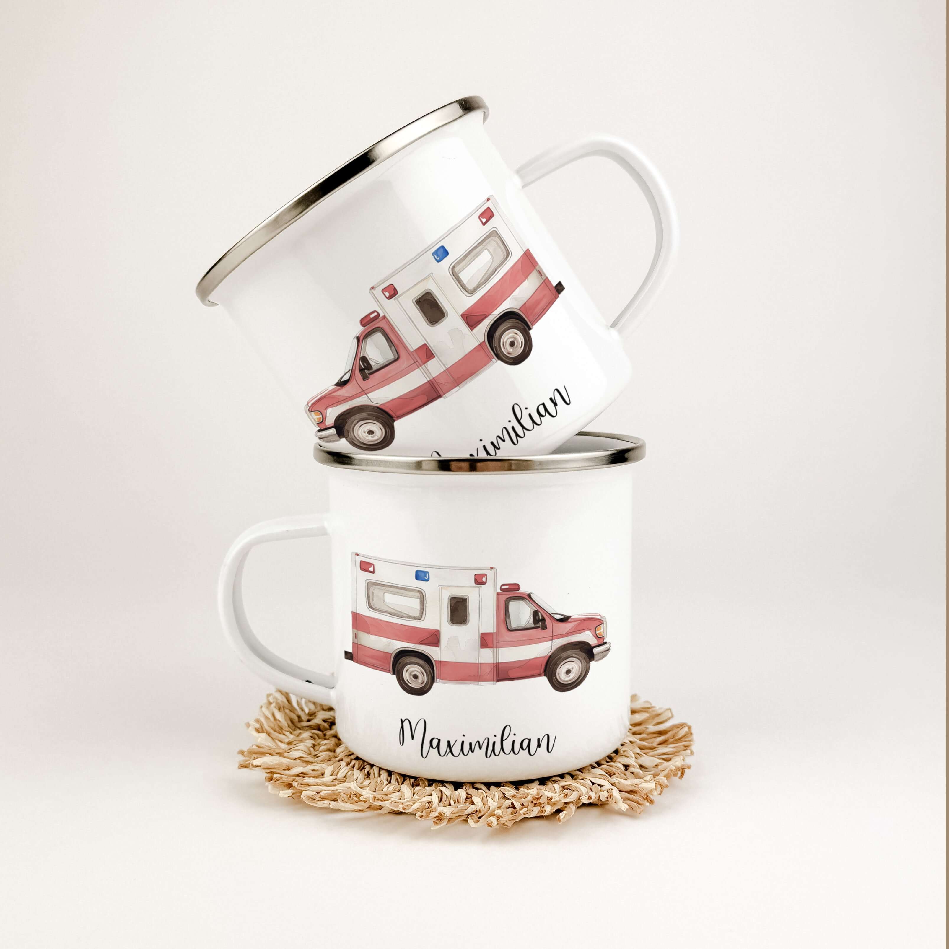 Emaille Tasse Krankenwagen-famprints-Emaille Tasse-Entdecke die perfekte Emaille Tasse für kleine Helden: Unsere personalisierte Tasse mit einem liebevoll gestalteten Krankenwagen in Aquarell-Optik ist nicht nur ein praktisches Accessoire, sondern auch ei