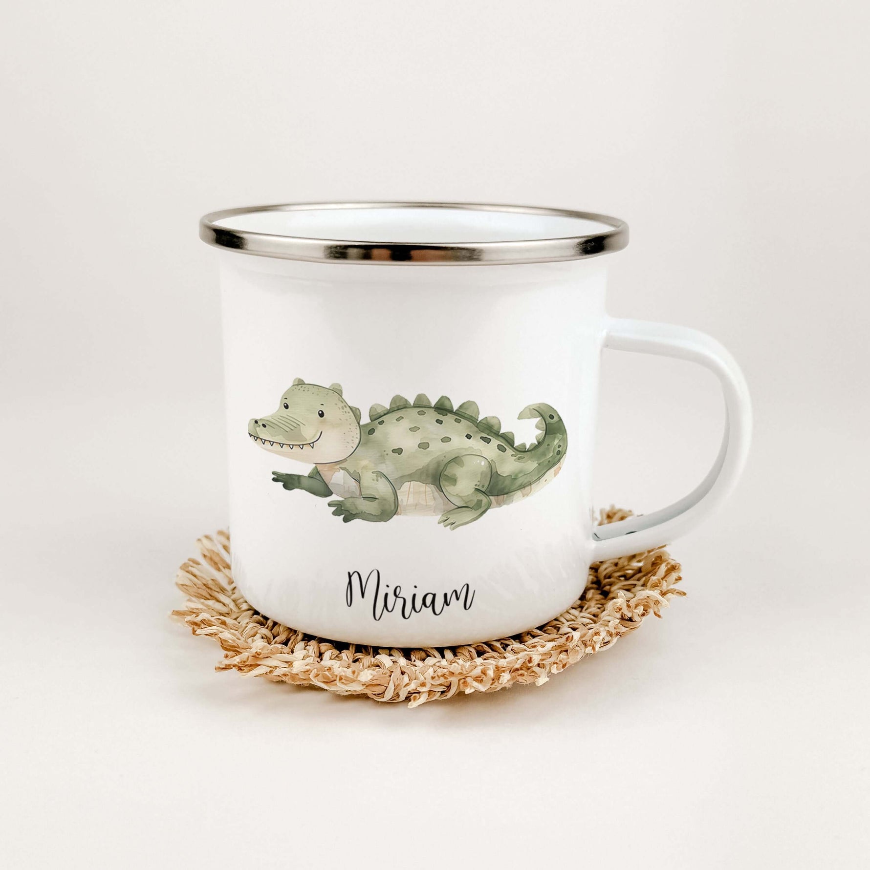 Emaille Tasse Krokodil-famprints-Emaille Tasse-Entdecke die zauberhafte Emaille Tasse Krokodil, die nicht nur ein praktisches Trinkgefäß ist, sondern auch ein liebevolles Geschenk für kleine Abenteurer. Mit ihrem einzigartigen Krokodil-Motiv in Aquarell-O