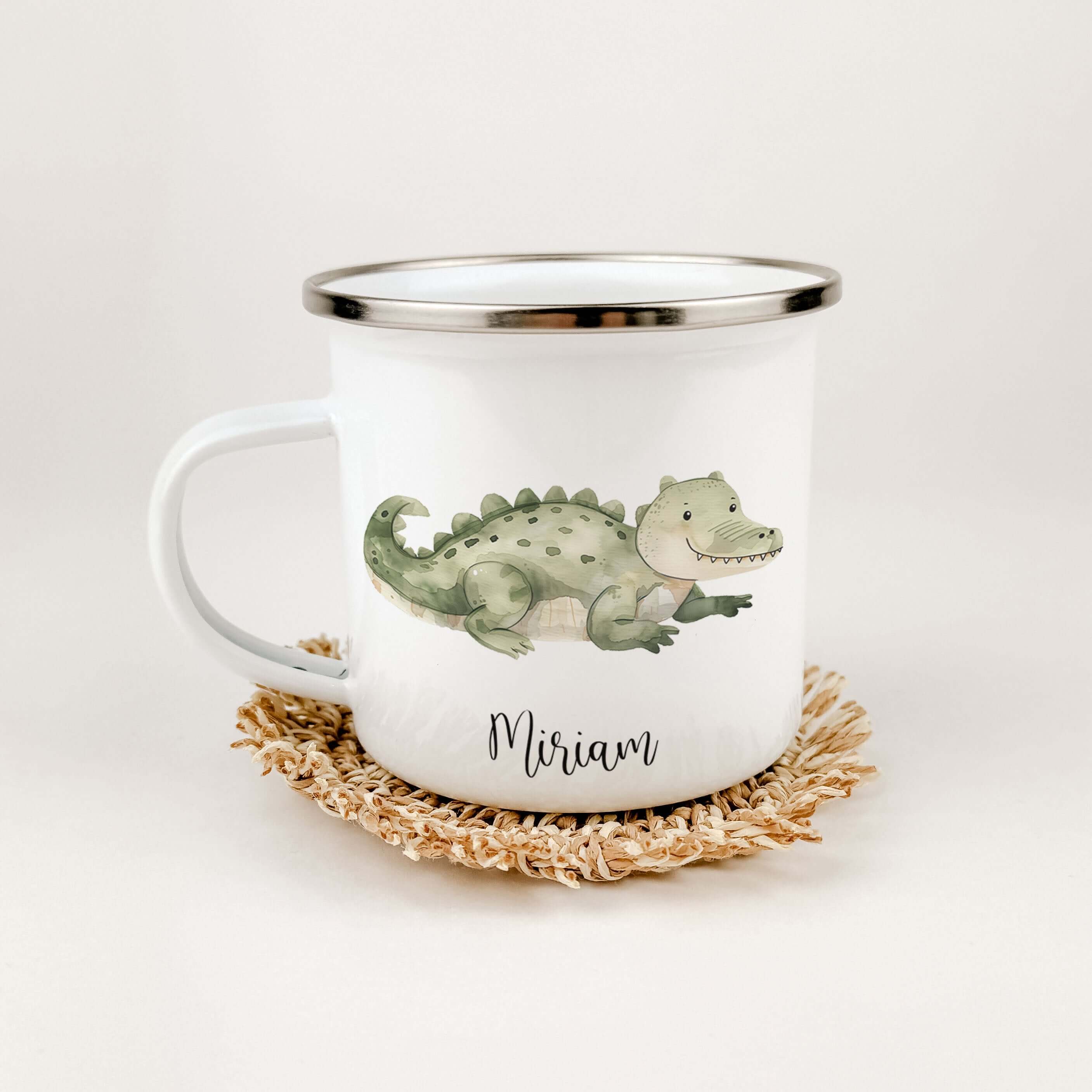 Emaille Tasse Krokodil-famprints-Emaille Tasse-Entdecke die zauberhafte Emaille Tasse Krokodil, die nicht nur ein praktisches Trinkgefäß ist, sondern auch ein liebevolles Geschenk für kleine Abenteurer. Mit ihrem einzigartigen Krokodil-Motiv in Aquarell-O