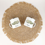 Emaille Tasse Krokodil-famprints-Emaille Tasse-Entdecke die zauberhafte Emaille Tasse Krokodil, die nicht nur ein praktisches Trinkgefäß ist, sondern auch ein liebevolles Geschenk für kleine Abenteurer. Mit ihrem einzigartigen Krokodil-Motiv in Aquarell-O