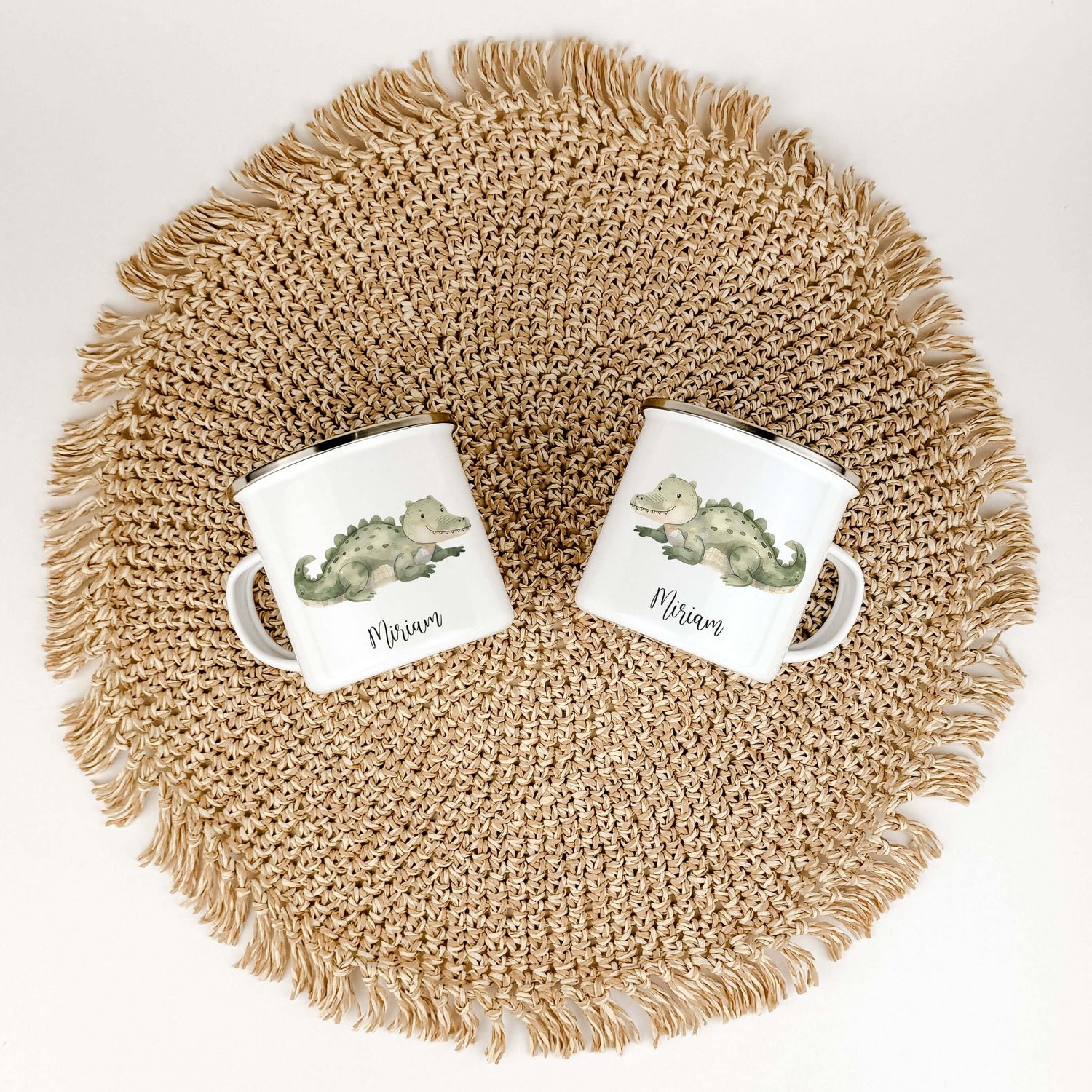 Emaille Tasse Krokodil-famprints-Emaille Tasse-Entdecke die zauberhafte Emaille Tasse Krokodil, die nicht nur ein praktisches Trinkgefäß ist, sondern auch ein liebevolles Geschenk für kleine Abenteurer. Mit ihrem einzigartigen Krokodil-Motiv in Aquarell-O