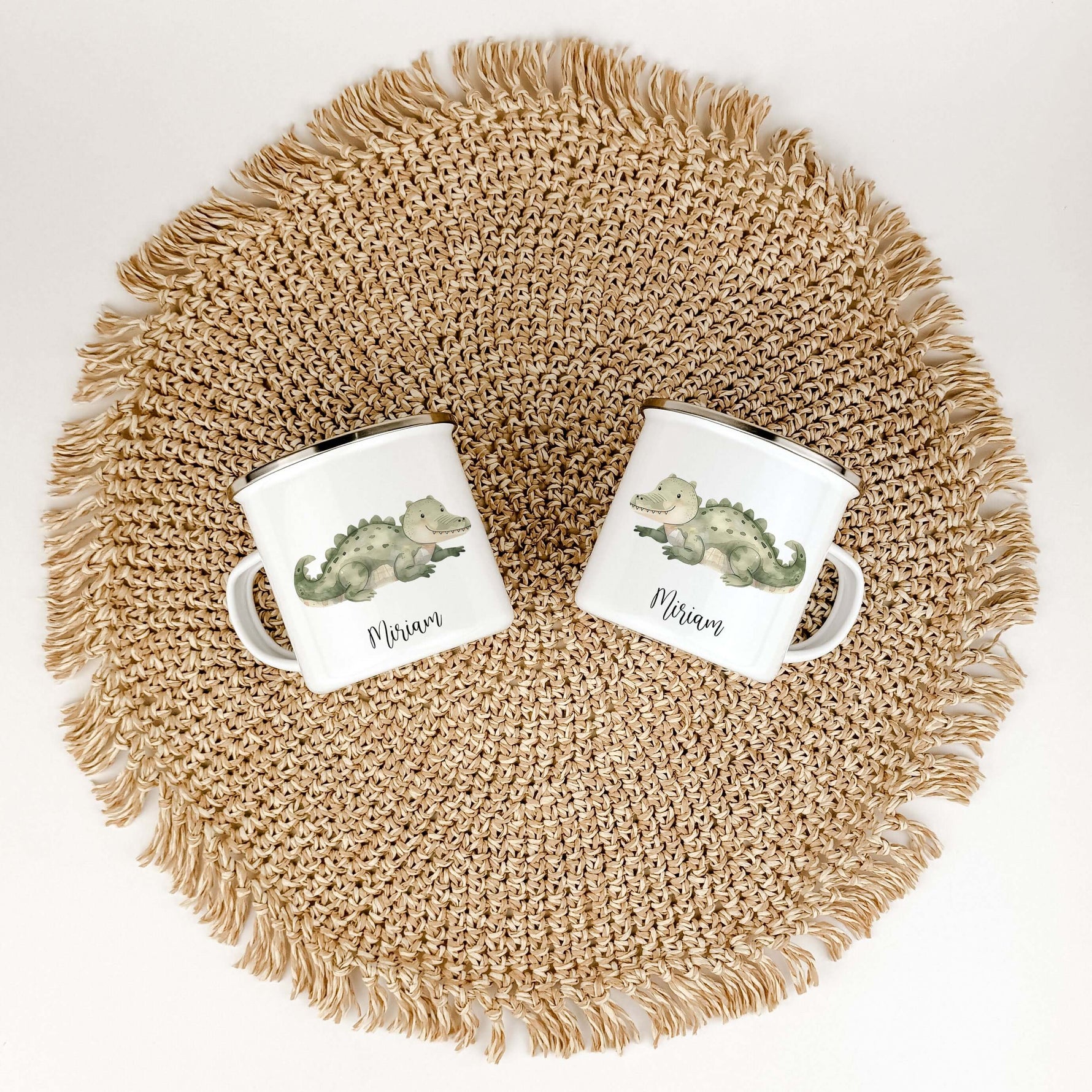 Emaille Tasse Krokodil-famprints-Emaille Tasse-Entdecke die zauberhafte Emaille Tasse Krokodil, die nicht nur ein praktisches Trinkgefäß ist, sondern auch ein liebevolles Geschenk für kleine Abenteurer. Mit ihrem einzigartigen Krokodil-Motiv in Aquarell-O