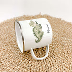 Emaille Tasse Krokodil-famprints-Emaille Tasse-Entdecke die zauberhafte Emaille Tasse Krokodil, die nicht nur ein praktisches Trinkgefäß ist, sondern auch ein liebevolles Geschenk für kleine Abenteurer. Mit ihrem einzigartigen Krokodil-Motiv in Aquarell-O