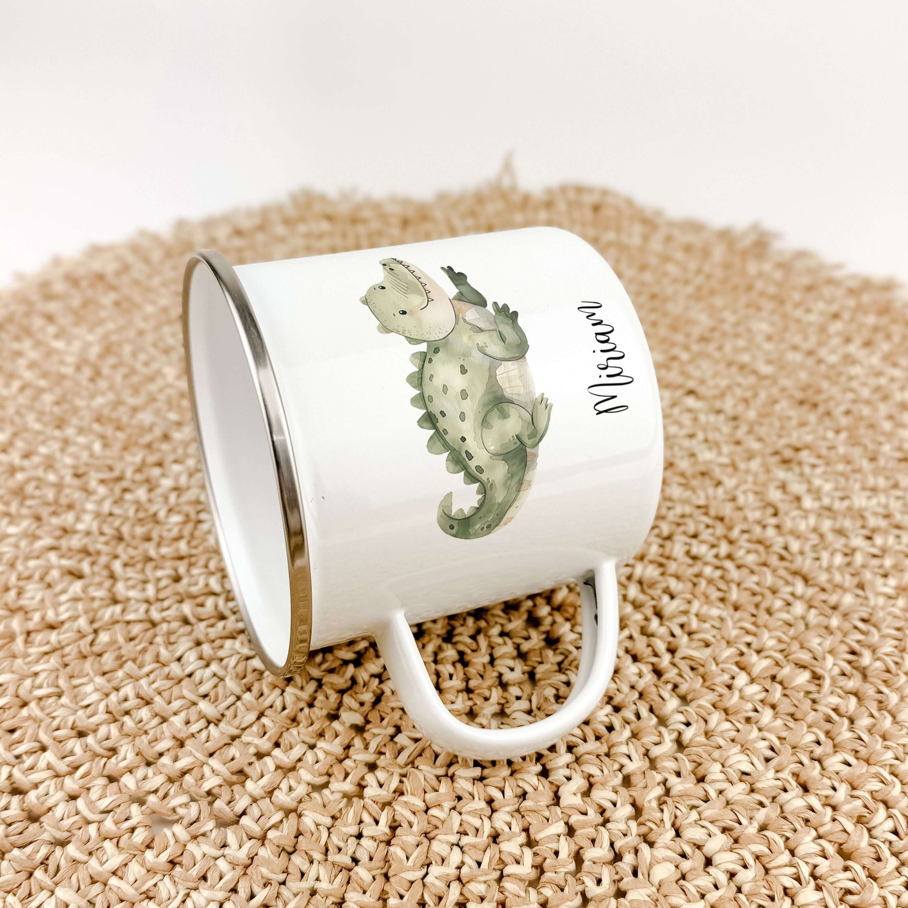 Emaille Tasse Krokodil-famprints-Emaille Tasse-Entdecke die zauberhafte Emaille Tasse Krokodil, die nicht nur ein praktisches Trinkgefäß ist, sondern auch ein liebevolles Geschenk für kleine Abenteurer. Mit ihrem einzigartigen Krokodil-Motiv in Aquarell-O