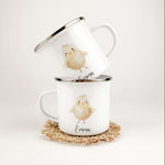 Emaille Tasse Küken-famprints-Emaille Tasse-Entdecke die zauberhafte Emaille Tasse mit einem süßen Küken, die nicht nur praktisch ist, sondern auch ein Stück Freude in den Alltag bringt. Du suchst nach einem besonderen Geschenk für dein Kind oder einen kl