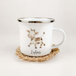 Emaille Tasse Kuh-famprints-Emaille Tasse-Entdecke die bezaubernde Emaille Tasse mit einer liebevollen Kuh im Aquarell-Look, die nicht nur praktischen Nutzen bietet, sondern auch ein Lächeln auf jedes Gesicht zaubert. Diese personalisierte Tasse wird zum