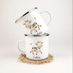 Emaille Tasse Kuh-famprints-Emaille Tasse-Entdecke die bezaubernde Emaille Tasse mit einer liebevollen Kuh im Aquarell-Look, die nicht nur praktischen Nutzen bietet, sondern auch ein Lächeln auf jedes Gesicht zaubert. Diese personalisierte Tasse wird zum