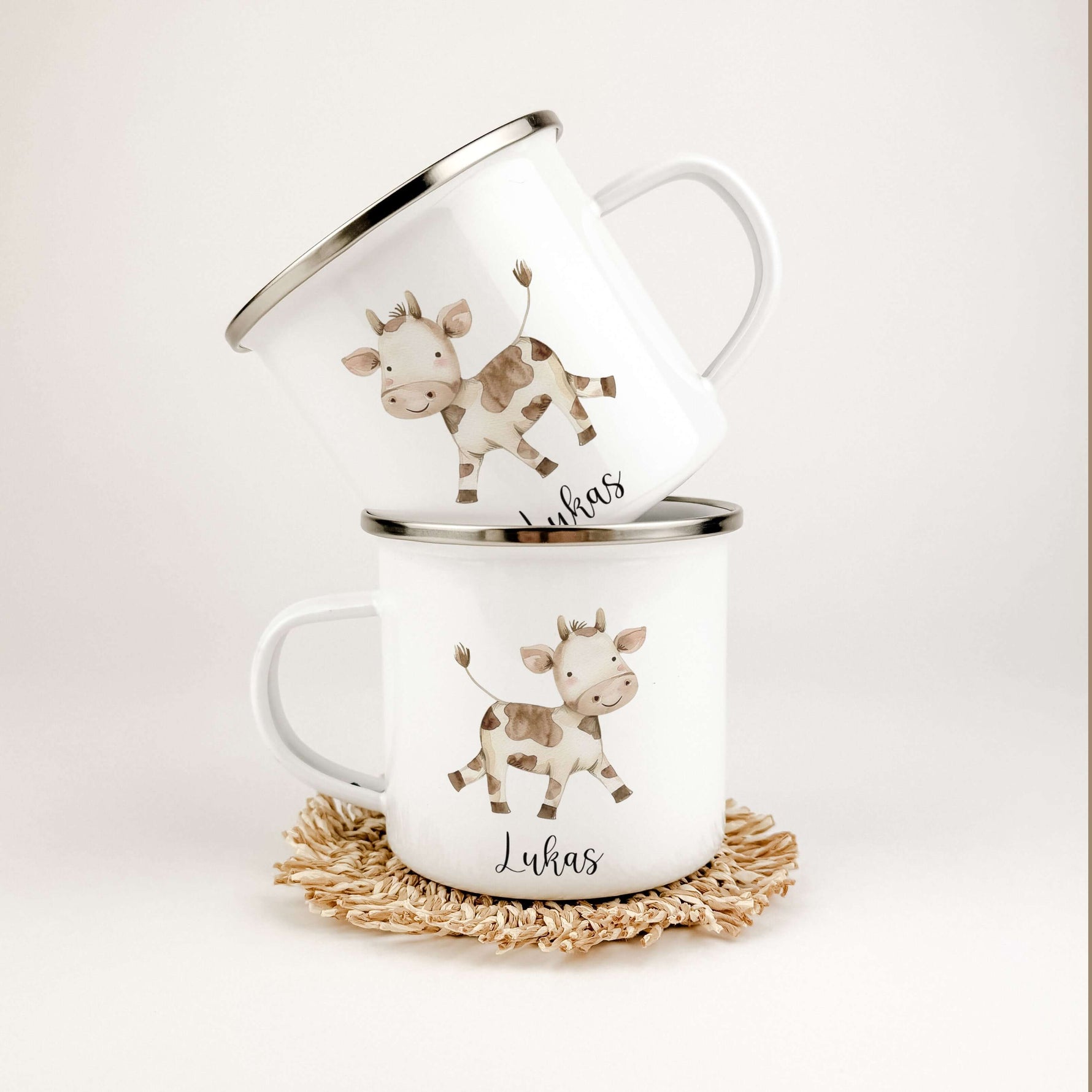 Emaille Tasse Kuh-famprints-Emaille Tasse-Entdecke die bezaubernde Emaille Tasse mit einer liebevollen Kuh im Aquarell-Look, die nicht nur praktischen Nutzen bietet, sondern auch ein Lächeln auf jedes Gesicht zaubert. Diese personalisierte Tasse wird zum
