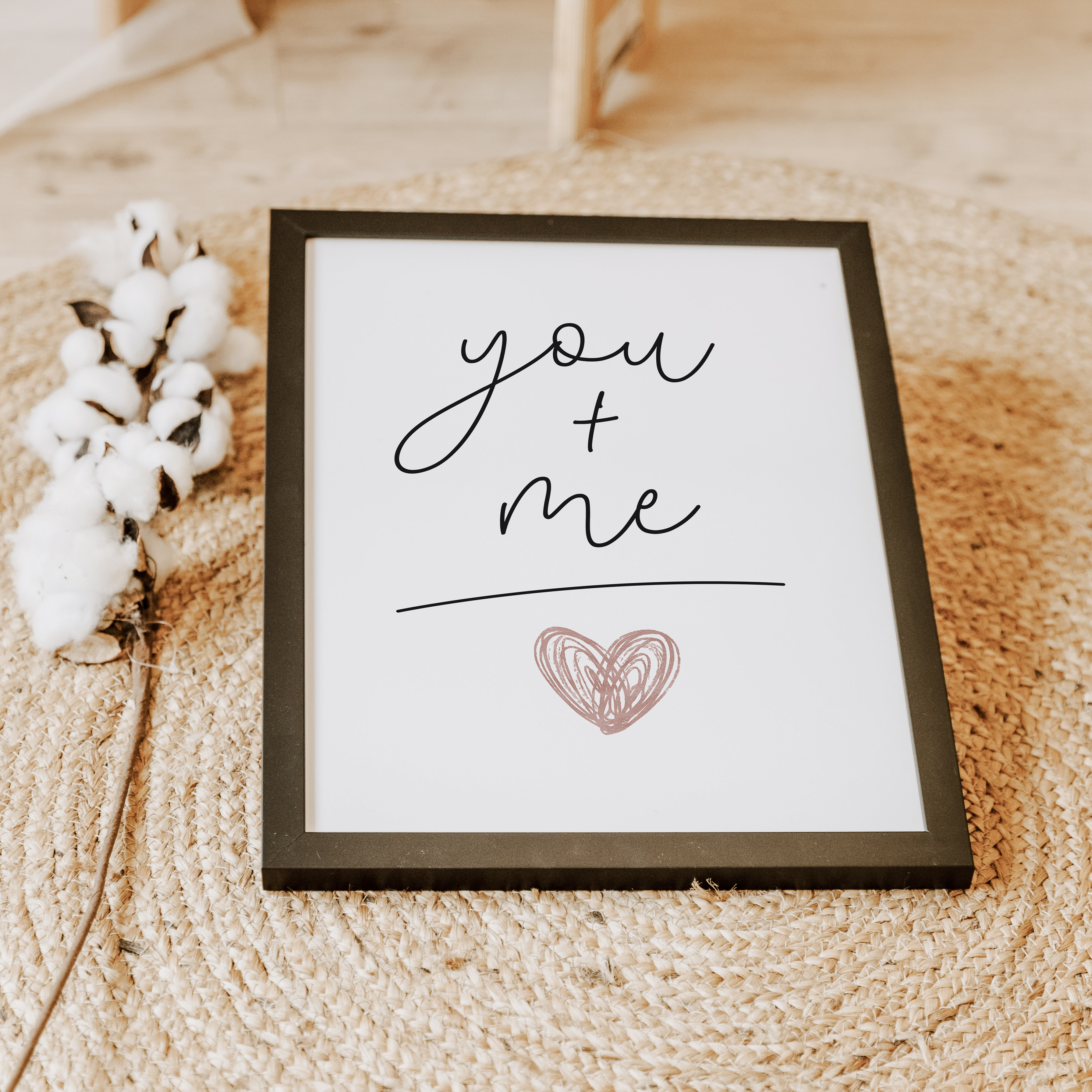 Poster 'You and me', Poster 'you and me' als Liebesposter Auf dem 'you and me' Poster findest du in schwarzer Handschrift den Schriftzug 'you+me' mit einem handgemalten Herz. Du und ich ergibt Liebe lautet die Gleichung! Das minimalistische Paar Poster er