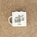 Emaille Tasse Nashorn-famprints-Emaille Tasse-Entdecke die zauberhafte Emaille Tasse mit dem einzigartigen Nashorn-Motiv, die nicht nur praktisch ist, sondern auch das Herz deines Kindes höher schlagen lässt. Diese personalisierte Tasse wird mit viel Lieb