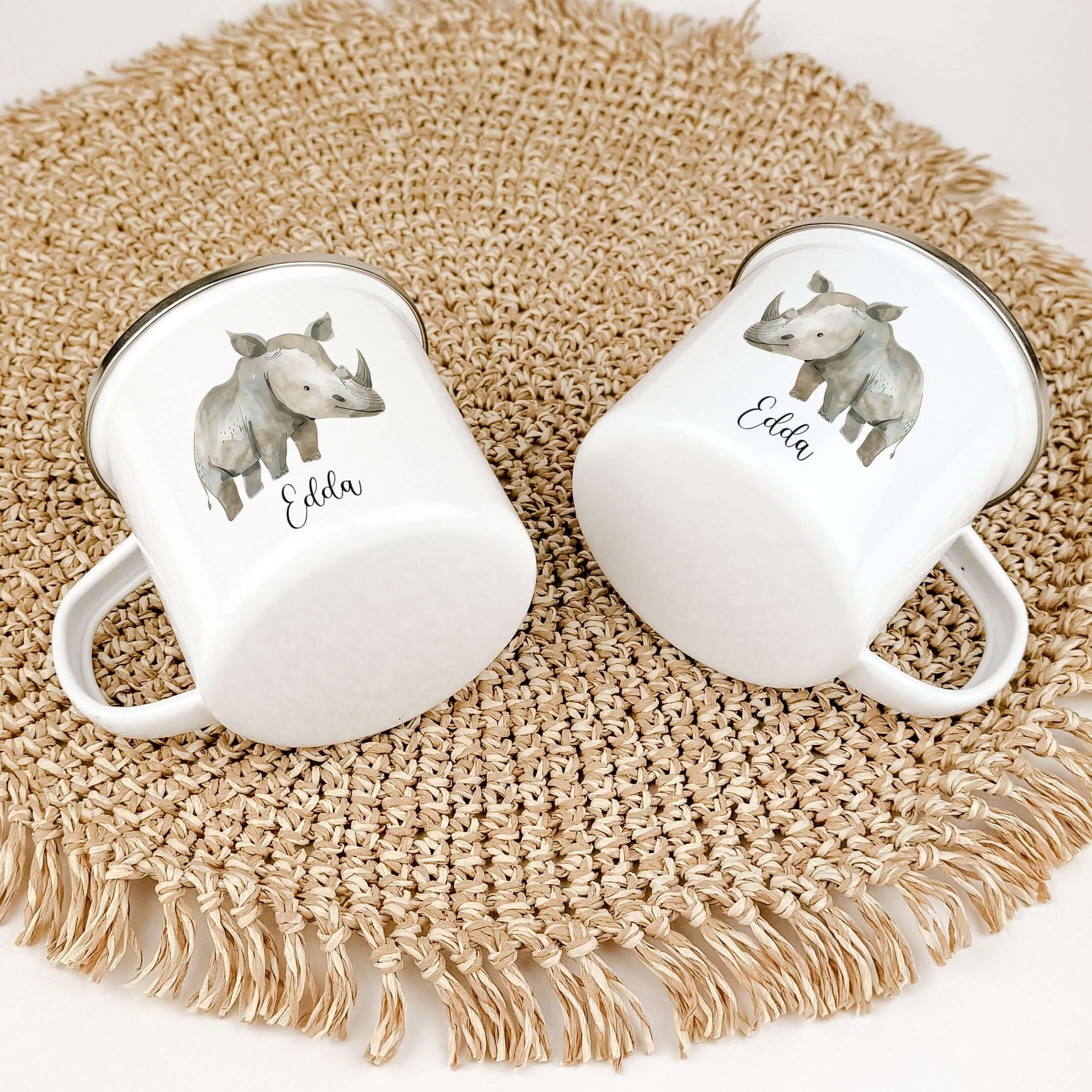 Emaille Tasse Nashorn-famprints-Emaille Tasse-Entdecke die zauberhafte Emaille Tasse mit dem einzigartigen Nashorn-Motiv, die nicht nur praktisch ist, sondern auch das Herz deines Kindes höher schlagen lässt. Diese personalisierte Tasse wird mit viel Lieb