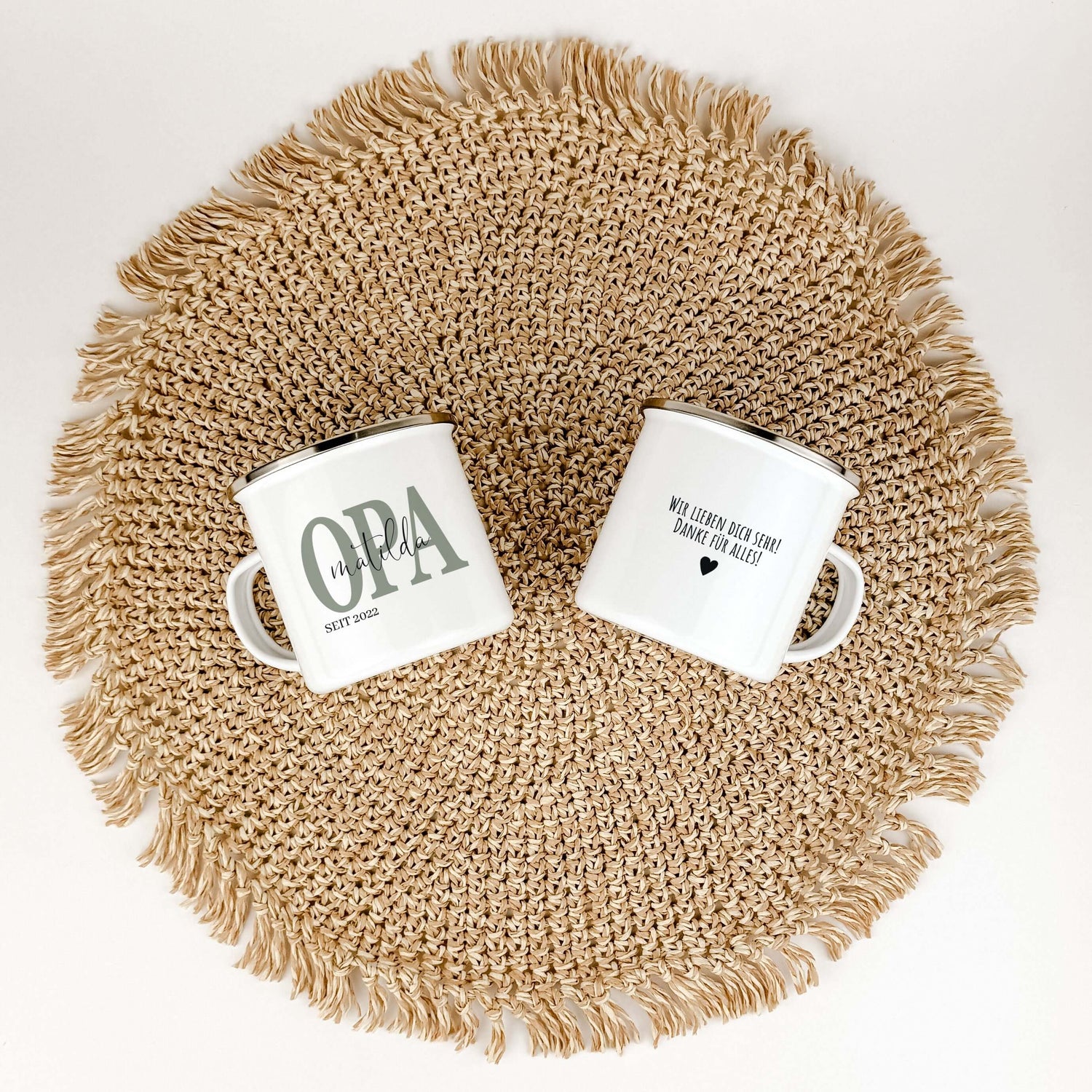 Emaille Tasse Opa seit-famprints-Emaille Tasse-Verschenke ein Stück Liebe und Erinnerung mit unserer einzigartigen Emaille Tasse „Opa seit“. Diese personalisierte Tasse ist nicht nur ein praktisches Accessoire, sondern ein emotionales Geschenk, das die be
