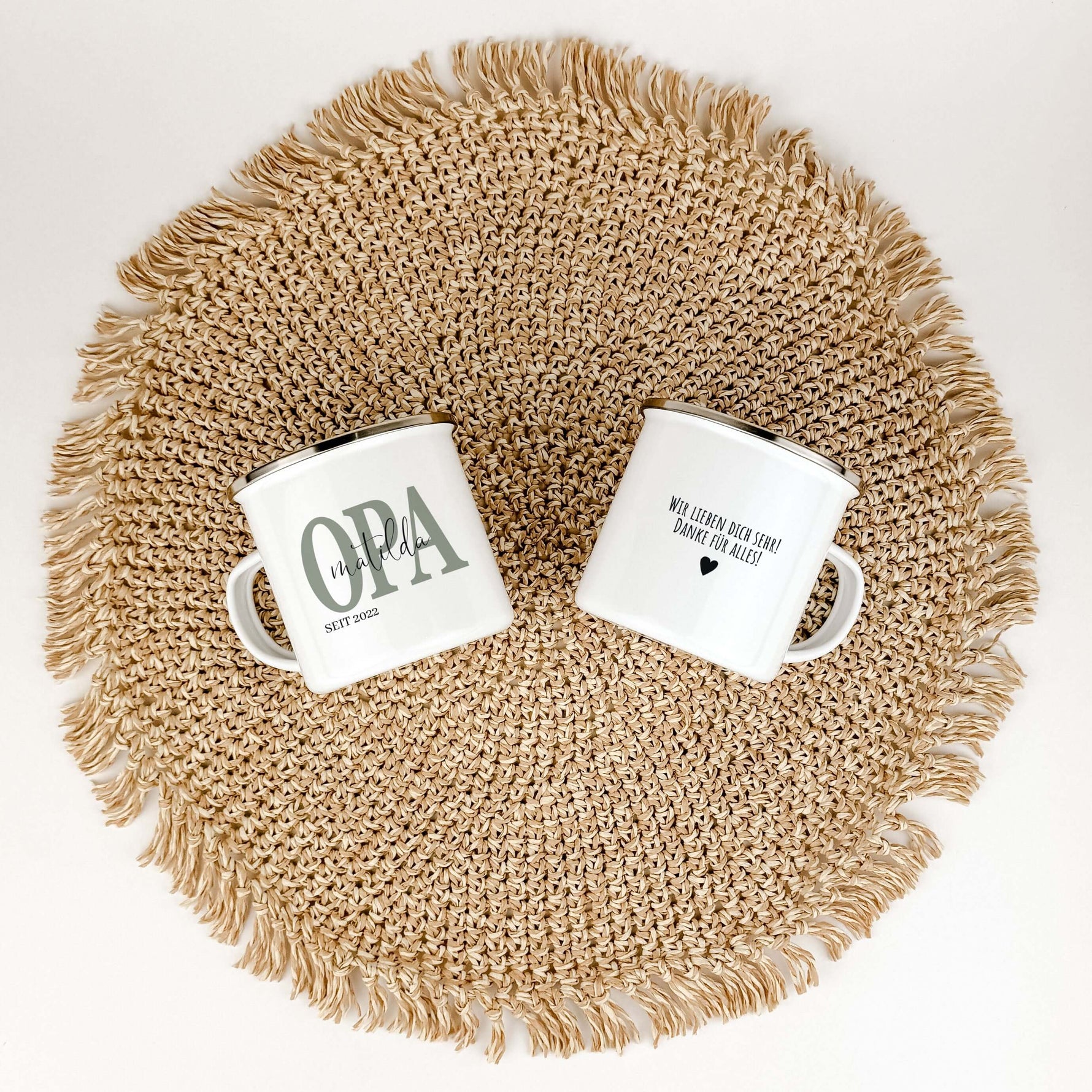 Emaille Tasse Opa seit-famprints-Emaille Tasse-Verschenke ein Stück Liebe und Erinnerung mit unserer einzigartigen Emaille Tasse „Opa seit“. Diese personalisierte Tasse ist nicht nur ein praktisches Accessoire, sondern ein emotionales Geschenk, das die be