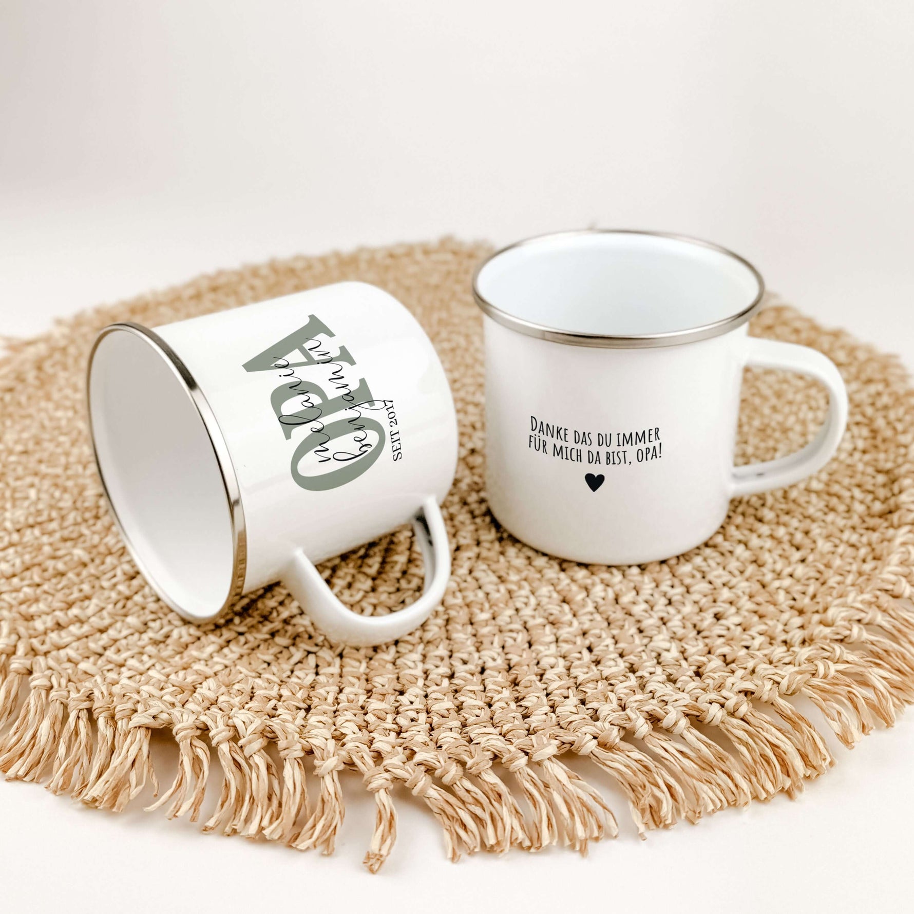 Emaille Tasse Opa seit-famprints-Emaille Tasse-Verschenke ein Stück Liebe und Erinnerung mit unserer einzigartigen Emaille Tasse „Opa seit“. Diese personalisierte Tasse ist nicht nur ein praktisches Accessoire, sondern ein emotionales Geschenk, das die be