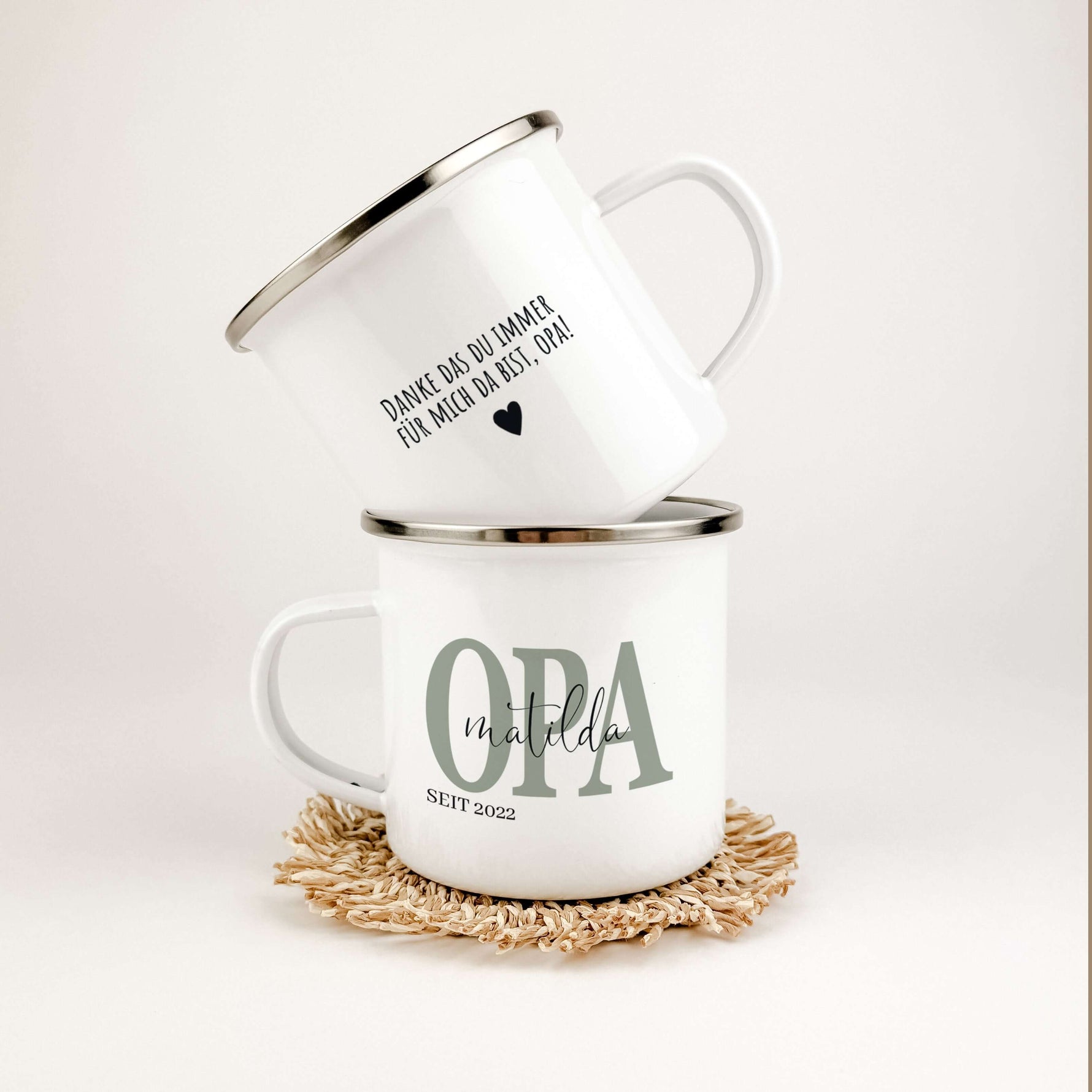 Emaille Tasse Opa seit-famprints-Emaille Tasse-Verschenke ein Stück Liebe und Erinnerung mit unserer einzigartigen Emaille Tasse „Opa seit“. Diese personalisierte Tasse ist nicht nur ein praktisches Accessoire, sondern ein emotionales Geschenk, das die be
