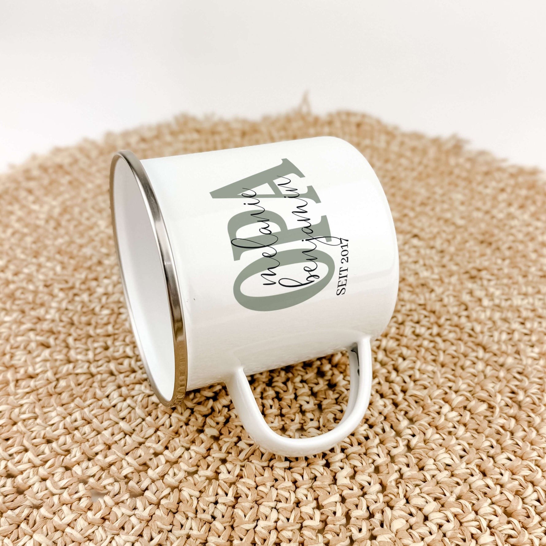 Emaille Tasse Opa seit-famprints-Emaille Tasse-Verschenke ein Stück Liebe und Erinnerung mit unserer einzigartigen Emaille Tasse „Opa seit“. Diese personalisierte Tasse ist nicht nur ein praktisches Accessoire, sondern ein emotionales Geschenk, das die be