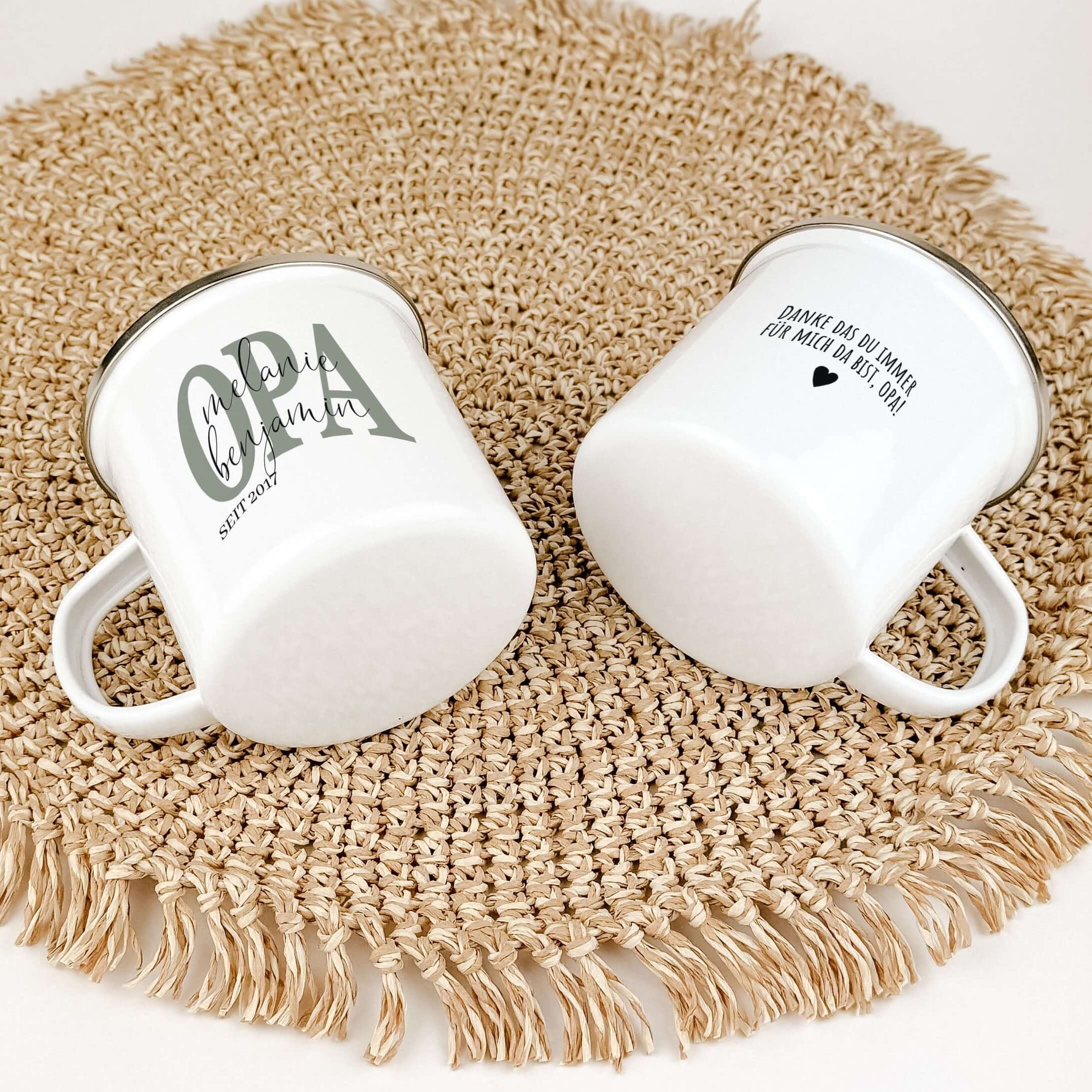 Emaille Tasse Opa seit-famprints-Emaille Tasse-Verschenke ein Stück Liebe und Erinnerung mit unserer einzigartigen Emaille Tasse „Opa seit“. Diese personalisierte Tasse ist nicht nur ein praktisches Accessoire, sondern ein emotionales Geschenk, das die be