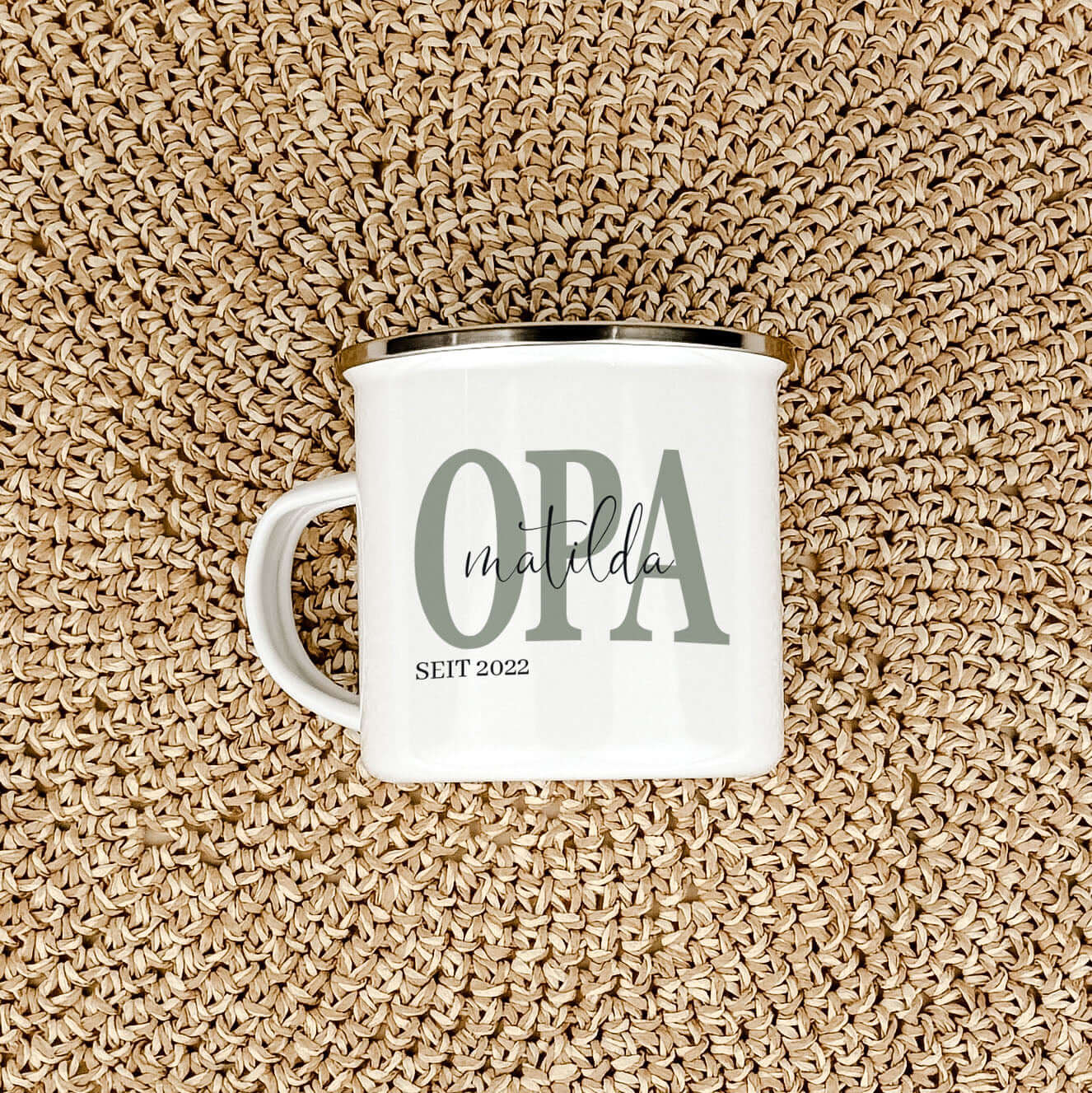 Emaille Tasse Opa seit-famprints-Emaille Tasse-Verschenke ein Stück Liebe und Erinnerung mit unserer einzigartigen Emaille Tasse „Opa seit“. Diese personalisierte Tasse ist nicht nur ein praktisches Accessoire, sondern ein emotionales Geschenk, das die be