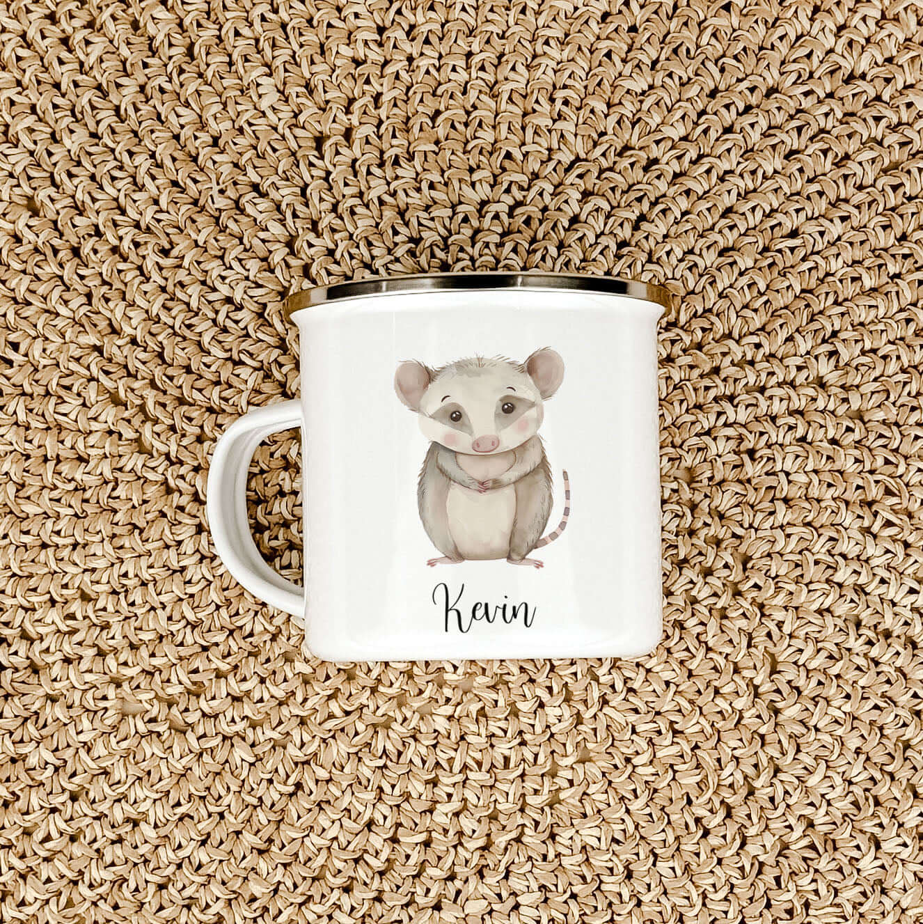 Emaille Tasse Opossum-famprints-Emaille Tasse-Entdecke die zauberhafte Emaille Tasse Opossum, die nicht nur funktional ist, sondern auch ein Stückchen Freude in deinen Alltag bringt. Diese Emaille Tasse personalisiert wird jeden Schluck zu einem besondere