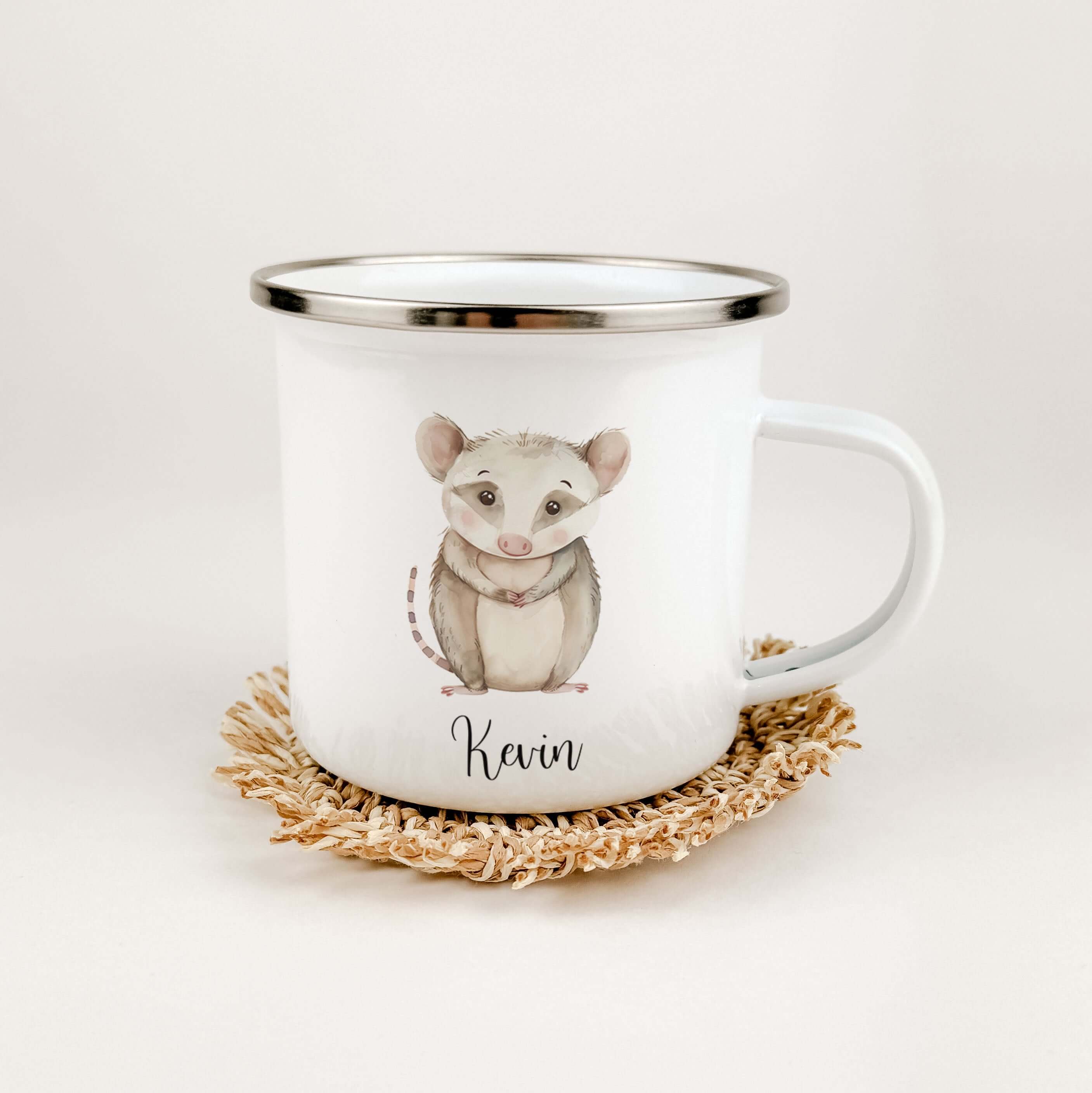 Emaille Tasse Opossum-famprints-Emaille Tasse-Entdecke die zauberhafte Emaille Tasse Opossum, die nicht nur funktional ist, sondern auch ein Stückchen Freude in deinen Alltag bringt. Diese Emaille Tasse personalisiert wird jeden Schluck zu einem besondere