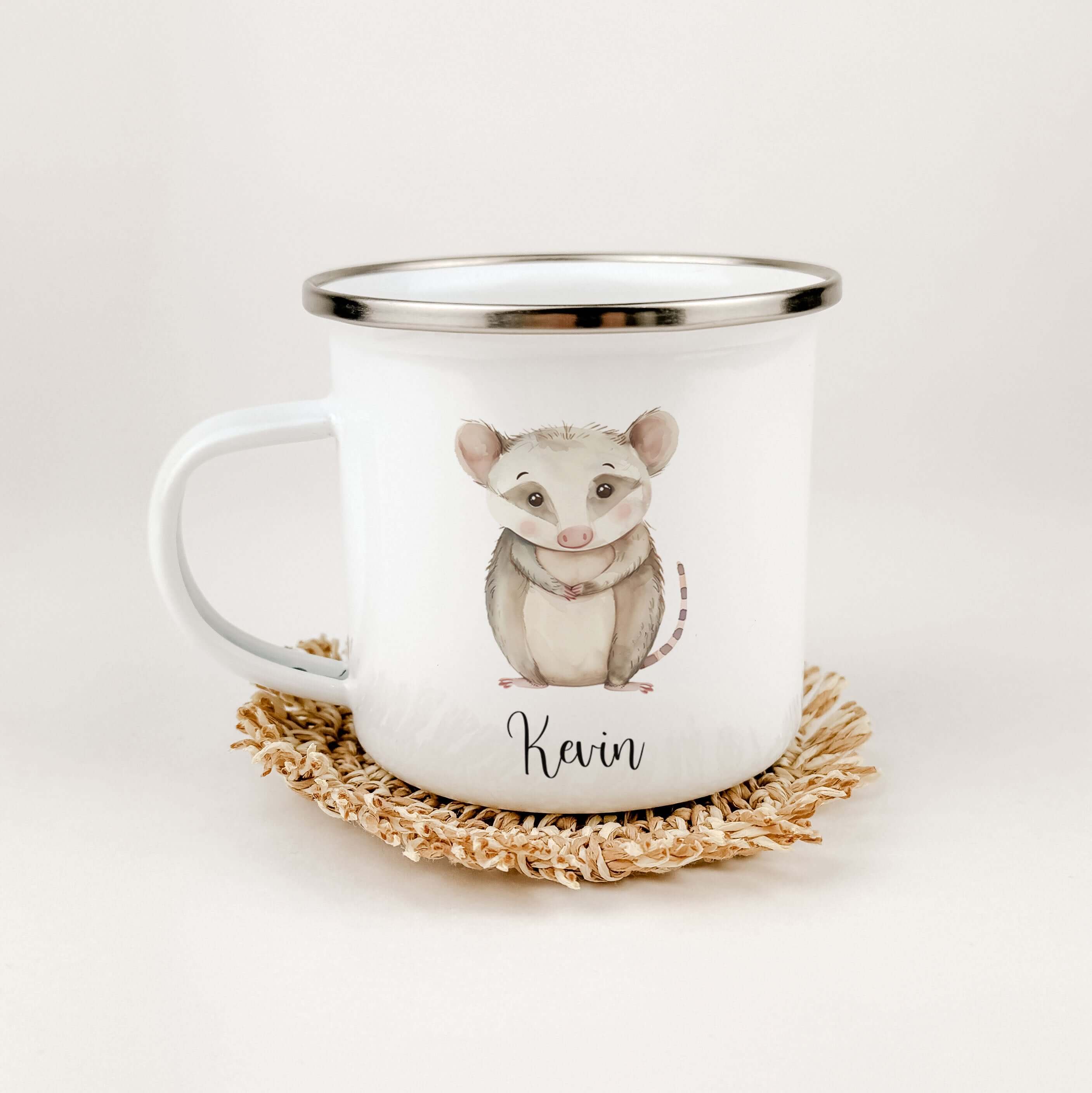Emaille Tasse Opossum-famprints-Emaille Tasse-Entdecke die zauberhafte Emaille Tasse Opossum, die nicht nur funktional ist, sondern auch ein Stückchen Freude in deinen Alltag bringt. Diese Emaille Tasse personalisiert wird jeden Schluck zu einem besondere