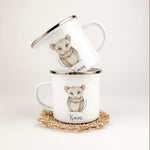 Emaille Tasse Opossum-famprints-Emaille Tasse-Entdecke die zauberhafte Emaille Tasse Opossum, die nicht nur funktional ist, sondern auch ein Stückchen Freude in deinen Alltag bringt. Diese Emaille Tasse personalisiert wird jeden Schluck zu einem besondere