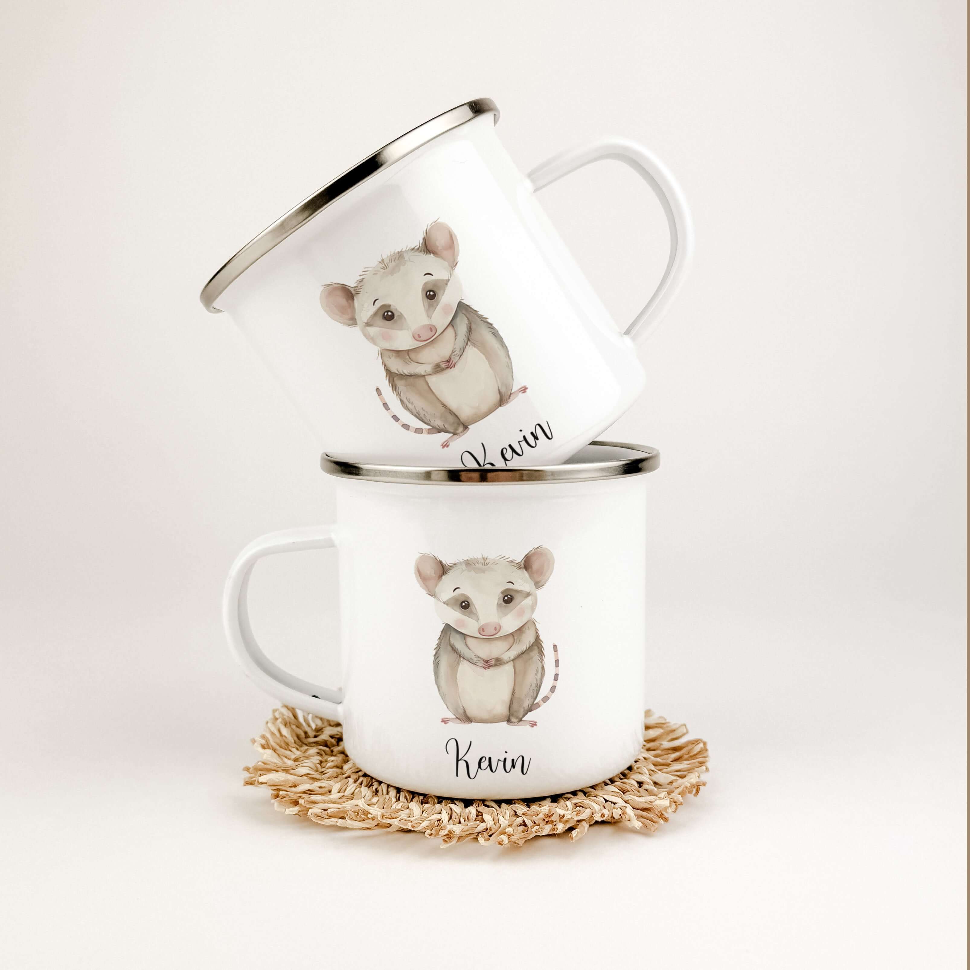 Emaille Tasse Opossum-famprints-Emaille Tasse-Entdecke die zauberhafte Emaille Tasse Opossum, die nicht nur funktional ist, sondern auch ein Stückchen Freude in deinen Alltag bringt. Diese Emaille Tasse personalisiert wird jeden Schluck zu einem besondere