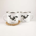Emaille Tasse Orca-famprints-Emaille Tasse-Entdecke die zauberhafte Emaille Tasse Orca, ein einzigartiges Stück für kleine Abenteurer. Diese personalisierte Emaille Tasse begeistert nicht nur durch ihr einzigartiges Design, sondern sorgt auch für unverges