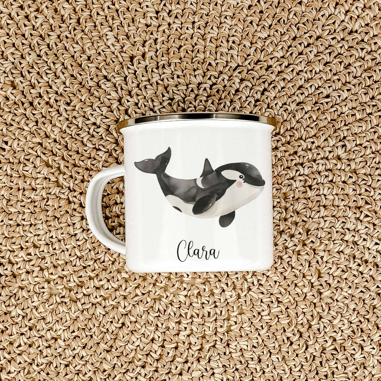 Emaille Tasse Orca-famprints-Emaille Tasse-Entdecke die zauberhafte Emaille Tasse Orca, ein einzigartiges Stück für kleine Abenteurer. Diese personalisierte Emaille Tasse begeistert nicht nur durch ihr einzigartiges Design, sondern sorgt auch für unverges