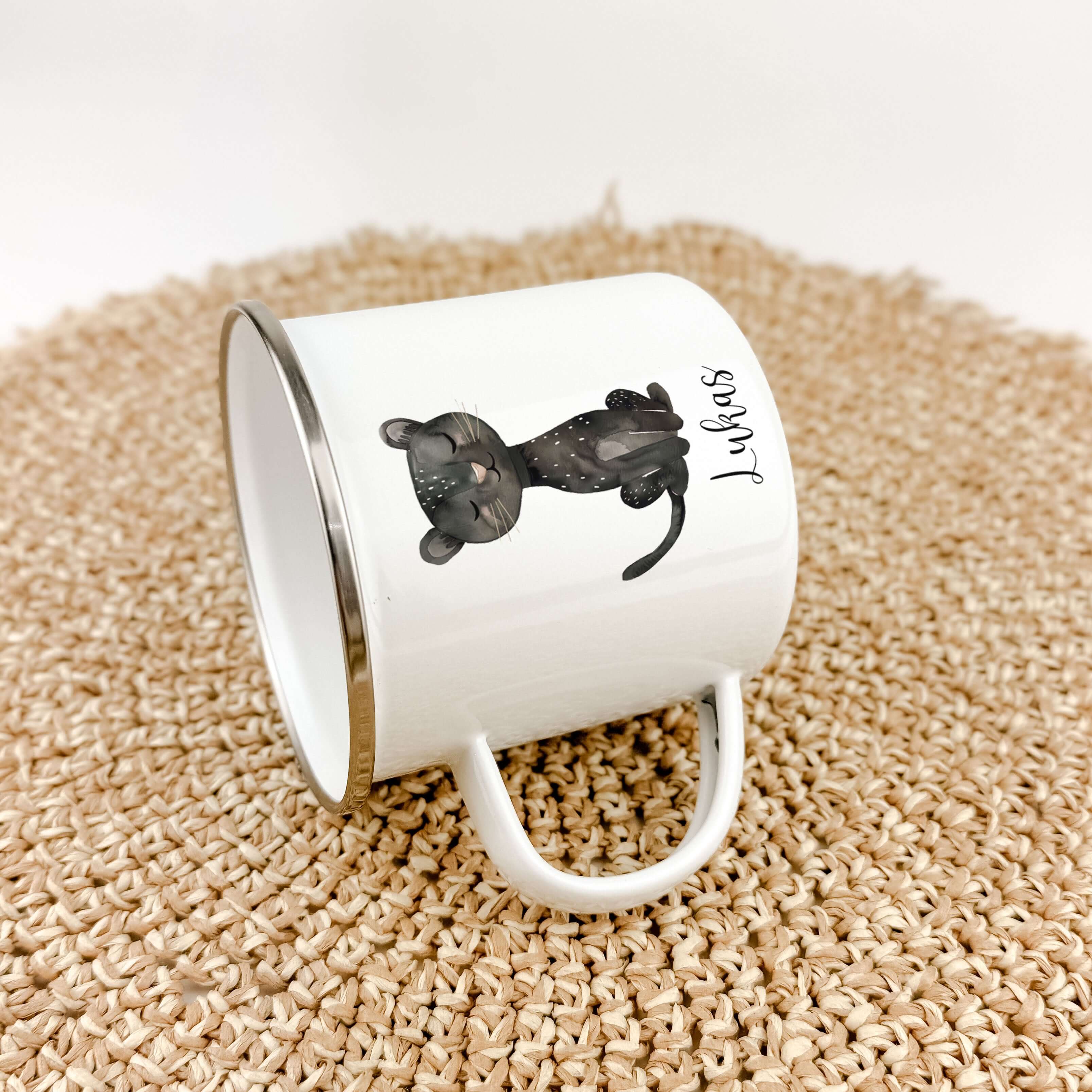 Emaille Tasse Panther-famprints-Emaille Tasse-Entdecke die zauberhafte Emaille Tasse Panther, die perfekt für deinen kleinen Liebling ist! Diese Emaille Tasse personalisiert mit einem liebevollen Panther-Motiv wird sofort zum Lieblingsbecher deines Kindes