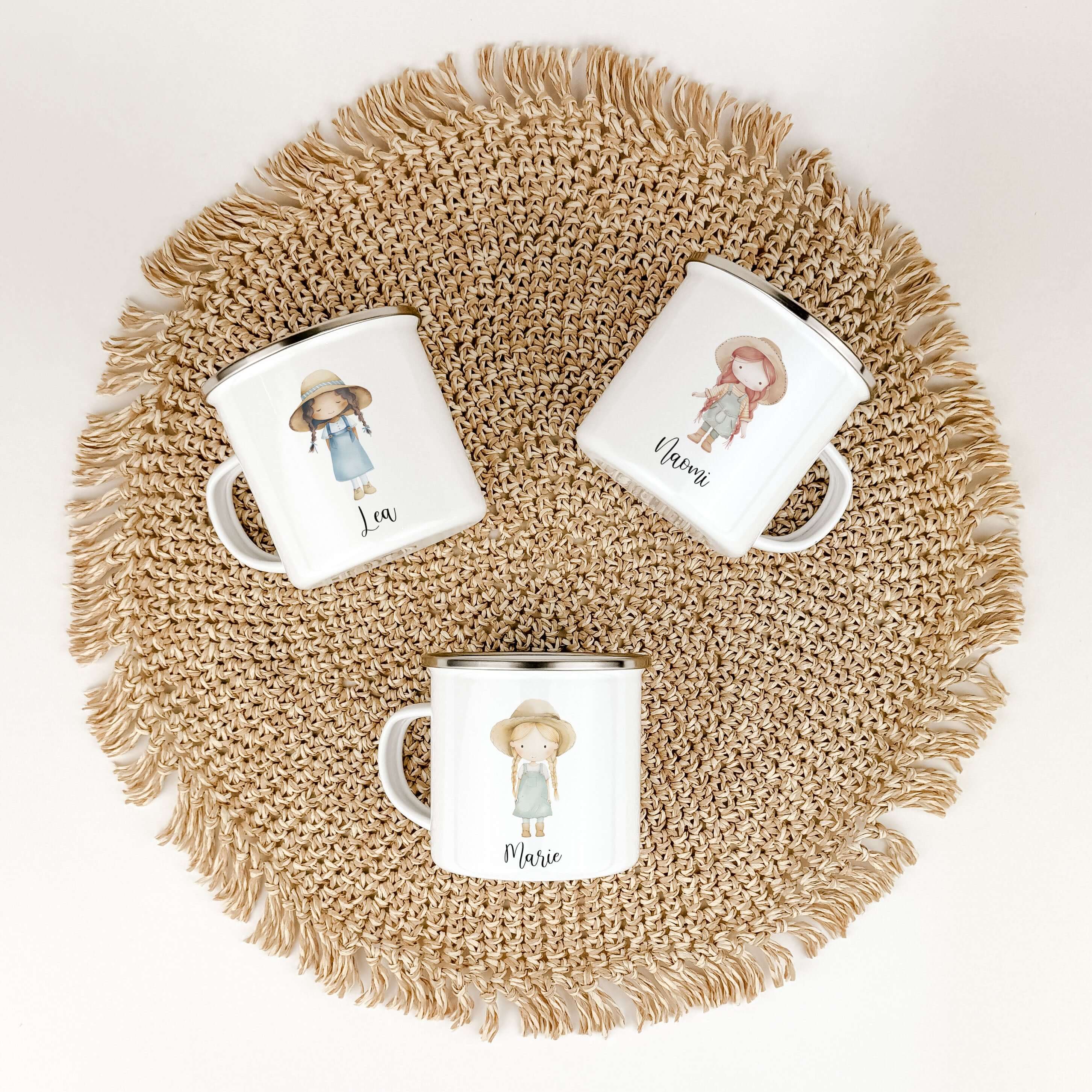 Emaille Tasse Bäuerin-famprints-Emaille Tasse-Entdecke jetzt die personalisierte Emaille Tasse "Bäuerin"! Mit ihrem einzigartigen Design, das mit Liebe von uns gestaltet wurde, ist diese Tasse ein echter Hingucker. Die süße kleine Bäuerin in Aquarell Opti