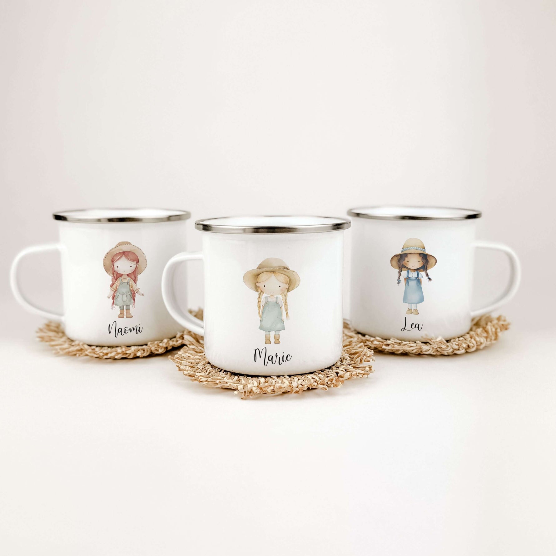 Emaille Tasse Bäuerin-famprints-Emaille Tasse-Entdecke jetzt die personalisierte Emaille Tasse "Bäuerin"! Mit ihrem einzigartigen Design, das mit Liebe von uns gestaltet wurde, ist diese Tasse ein echter Hingucker. Die süße kleine Bäuerin in Aquarell Opti