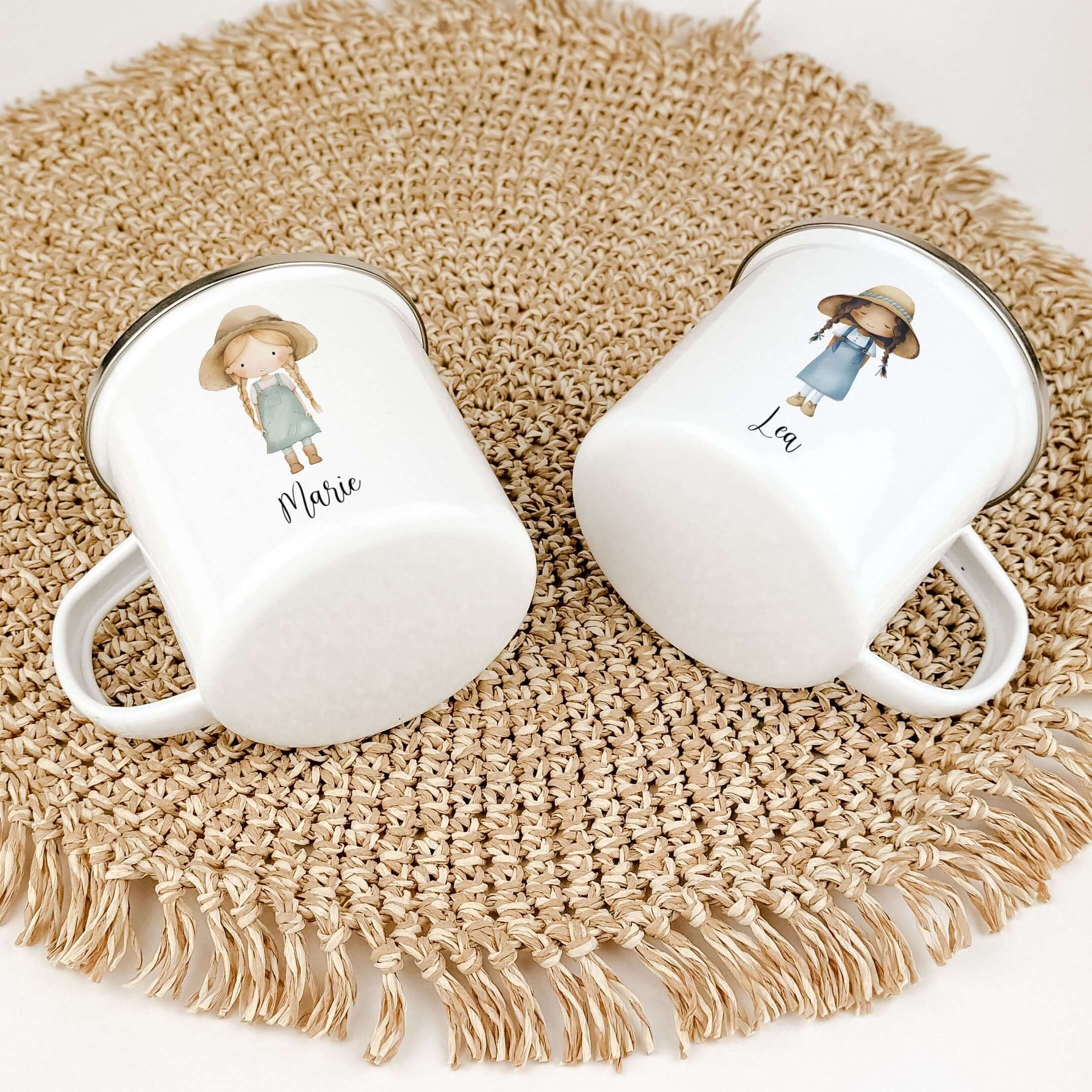 Emaille Tasse Bäuerin-famprints-Emaille Tasse-Entdecke jetzt die personalisierte Emaille Tasse "Bäuerin"! Mit ihrem einzigartigen Design, das mit Liebe von uns gestaltet wurde, ist diese Tasse ein echter Hingucker. Die süße kleine Bäuerin in Aquarell Opti