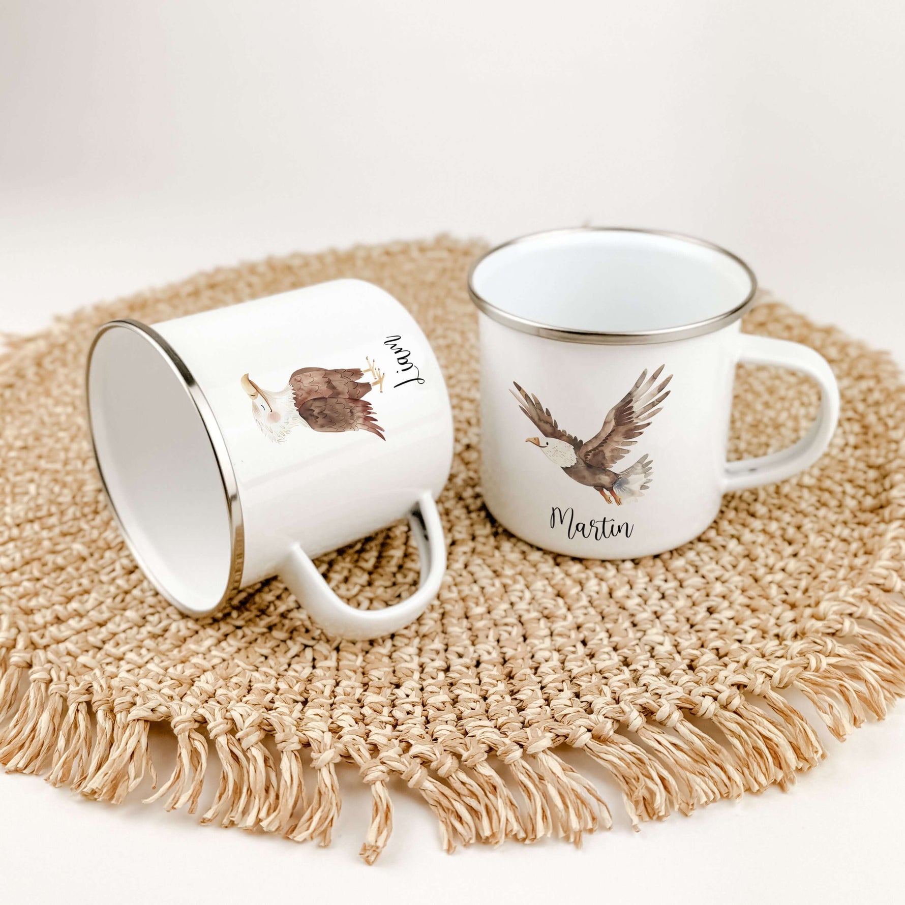 Emaille Tasse Adler-famprints-Emaille Tasse-Entdecke die bezaubernde Emaille Tasse mit einem süßen Adler in Aquarell-Optik! Diese personalisierte Tasse wird mit deinem Wunsch-Namen bedruckt und ist ein echtes Unikat, das mit viel Liebe von uns gestaltet w