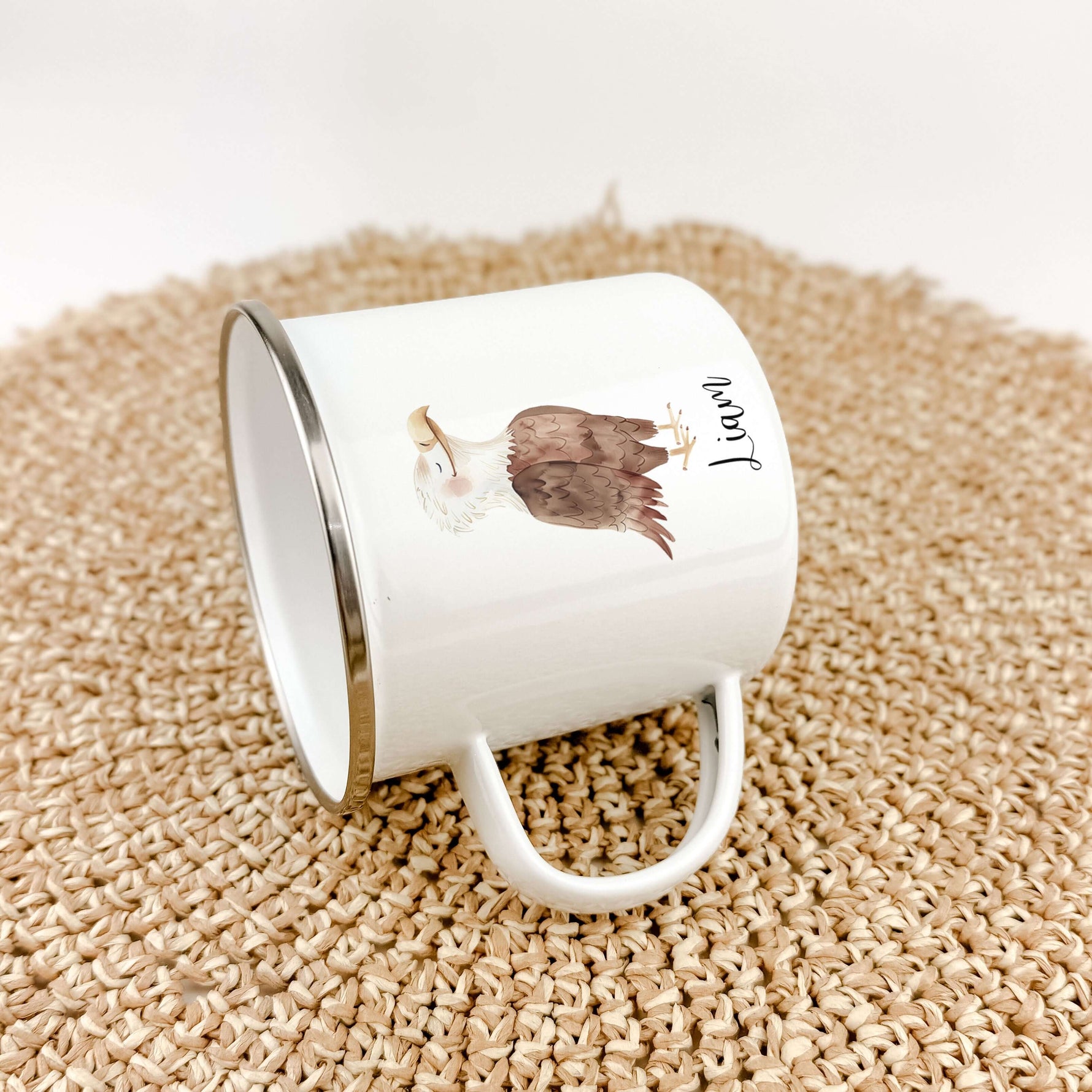 Emaille Tasse Adler-famprints-Emaille Tasse-Entdecke die bezaubernde Emaille Tasse mit einem süßen Adler in Aquarell-Optik! Diese personalisierte Tasse wird mit deinem Wunsch-Namen bedruckt und ist ein echtes Unikat, das mit viel Liebe von uns gestaltet w
