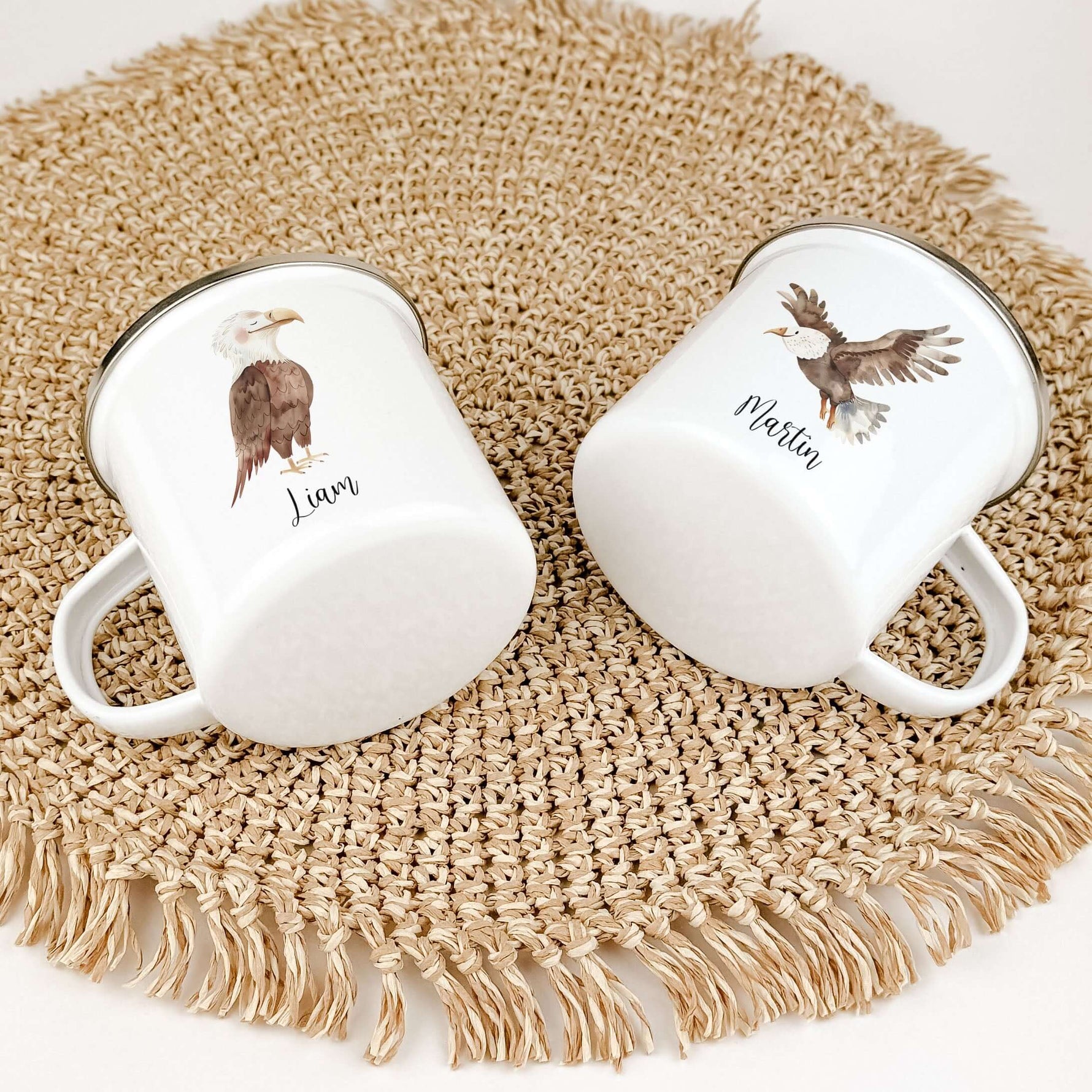 Emaille Tasse Adler-famprints-Emaille Tasse-Entdecke die bezaubernde Emaille Tasse mit einem süßen Adler in Aquarell-Optik! Diese personalisierte Tasse wird mit deinem Wunsch-Namen bedruckt und ist ein echtes Unikat, das mit viel Liebe von uns gestaltet w