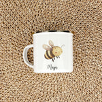 Emaille Tasse Biene-famprints-Emaille Tasse-Entdecke die zauberhafte Emaille Tasse Biene – das perfekte Geschenk für kleine Imker! Mit einem personalisierten Namen bedruckt, wird jede Tasse zum einzigartigen Begleiter. Die süße kleine Biene in lebendiger