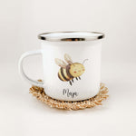 Emaille Tasse Biene-famprints-Emaille Tasse-Entdecke die zauberhafte Emaille Tasse Biene – das perfekte Geschenk für kleine Imker! Mit einem personalisierten Namen bedruckt, wird jede Tasse zum einzigartigen Begleiter. Die süße kleine Biene in lebendiger