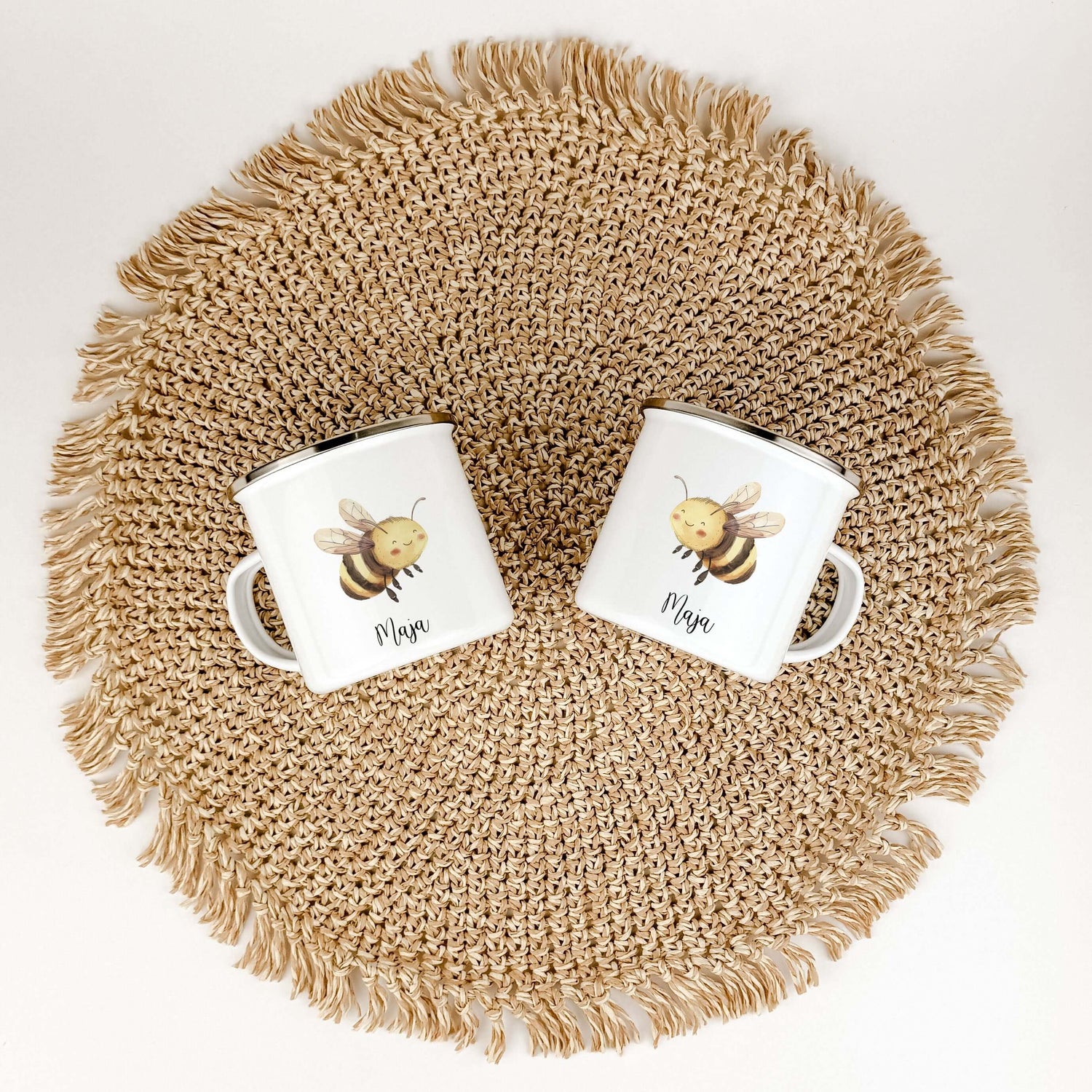 Emaille Tasse Biene-famprints-Emaille Tasse-Entdecke die zauberhafte Emaille Tasse Biene – das perfekte Geschenk für kleine Imker! Mit einem personalisierten Namen bedruckt, wird jede Tasse zum einzigartigen Begleiter. Die süße kleine Biene in lebendiger