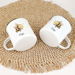 Emaille Tasse Biene-famprints-Emaille Tasse-Entdecke die zauberhafte Emaille Tasse Biene – das perfekte Geschenk für kleine Imker! Mit einem personalisierten Namen bedruckt, wird jede Tasse zum einzigartigen Begleiter. Die süße kleine Biene in lebendiger