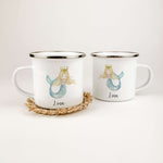 Emaille Tasse Meerjungfrau Azura-famprints-Emaille Tasse-Tauche ein in die faszinierende Unterwasserwelt der Meerjungfrauen mit unserer personalisierten Emaille Tasse! Mit ihrem brillanten und langlebigen Druck ist unsere Tasse nicht nur ein echter Blickf