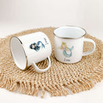 Emaille Tasse Meerjungfrau Azura-famprints-Emaille Tasse-Tauche ein in die faszinierende Unterwasserwelt der Meerjungfrauen mit unserer personalisierten Emaille Tasse! Mit ihrem brillanten und langlebigen Druck ist unsere Tasse nicht nur ein echter Blickf