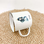 Emaille Tasse Meerjungfrau Azura-famprints-Emaille Tasse-Tauche ein in die faszinierende Unterwasserwelt der Meerjungfrauen mit unserer personalisierten Emaille Tasse! Mit ihrem brillanten und langlebigen Druck ist unsere Tasse nicht nur ein echter Blickf