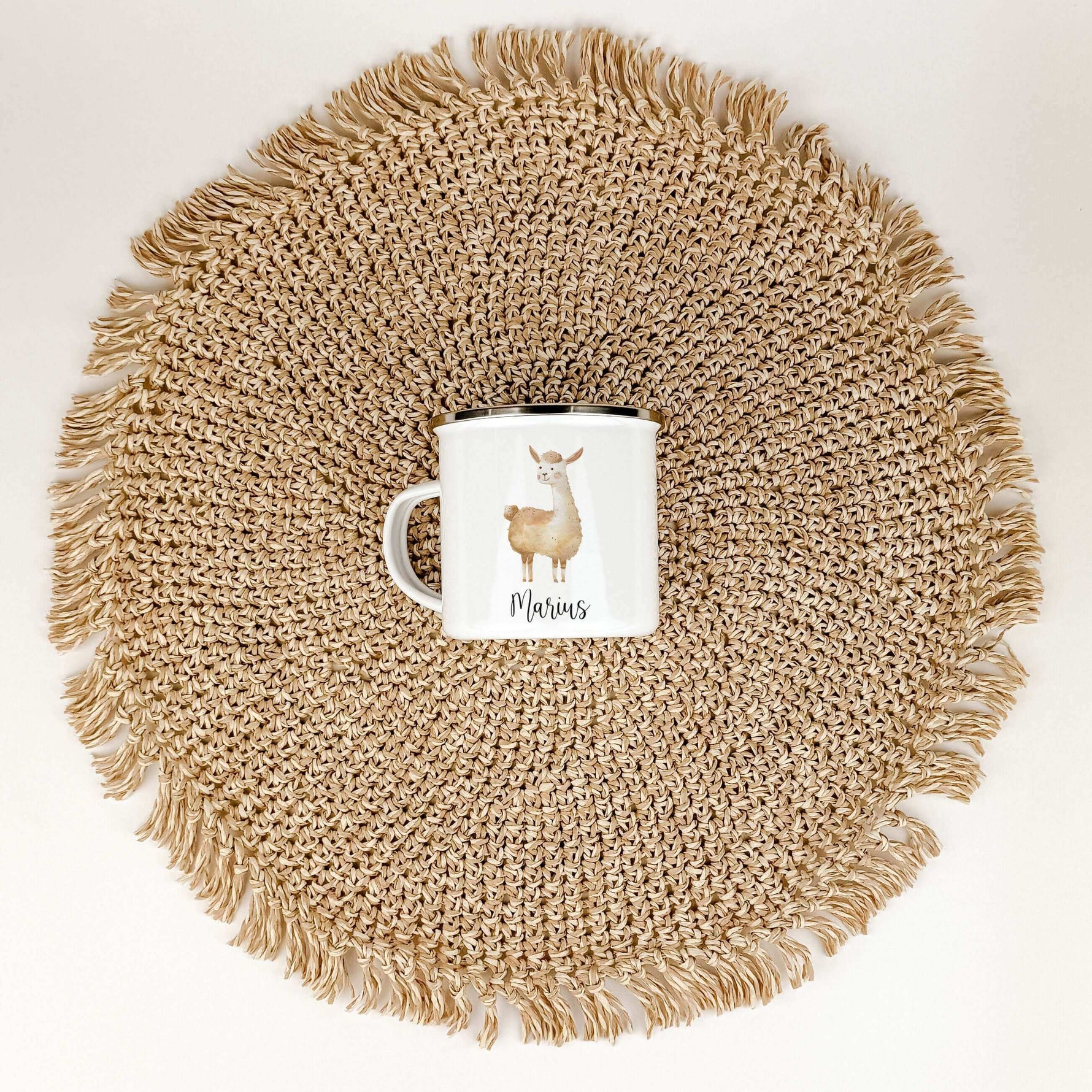 Emaille Tasse Lama-famprints-Emaille Tasse-Entdecke unsere personalisierte Emaille Tasse Lama - ein einzigartiges und liebevoll gestaltetes Geschenk für Kinder! Mit einem süßen kleinen Lama in Aquarell Optik bedruckt, ist diese Tasse nicht nur optisch ans