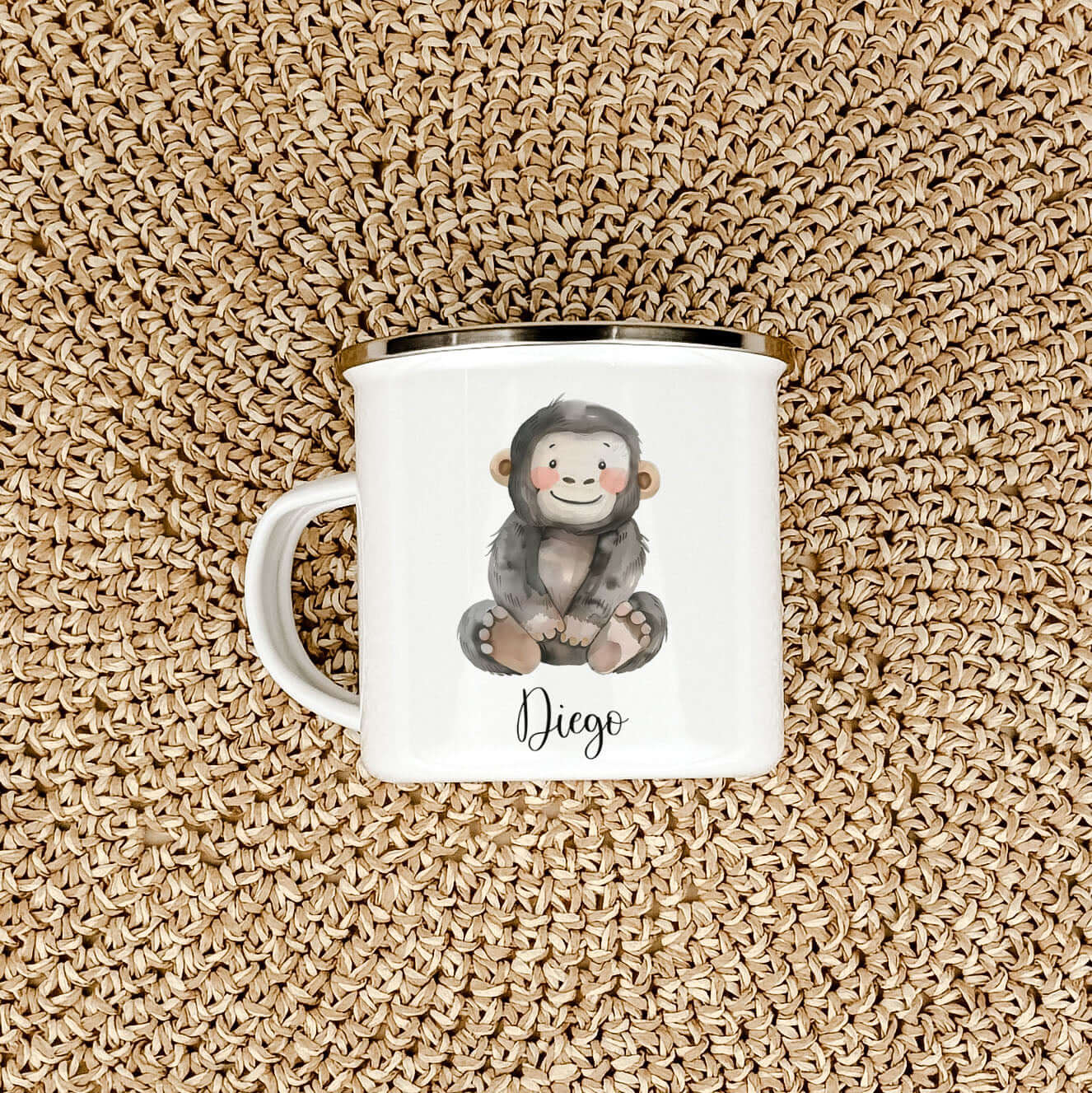 Emaille Tasse Affe-famprints-Emaille Tasse-Entdecke unsere personalisierte Emaille Tasse mit dem süßen Affenmotiv! Diese besondere Tasse wird mit Liebe von uns bedruckt und ist ein echter Blickfang. Der brillante und langlebige Druck sorgt dafür, dass das