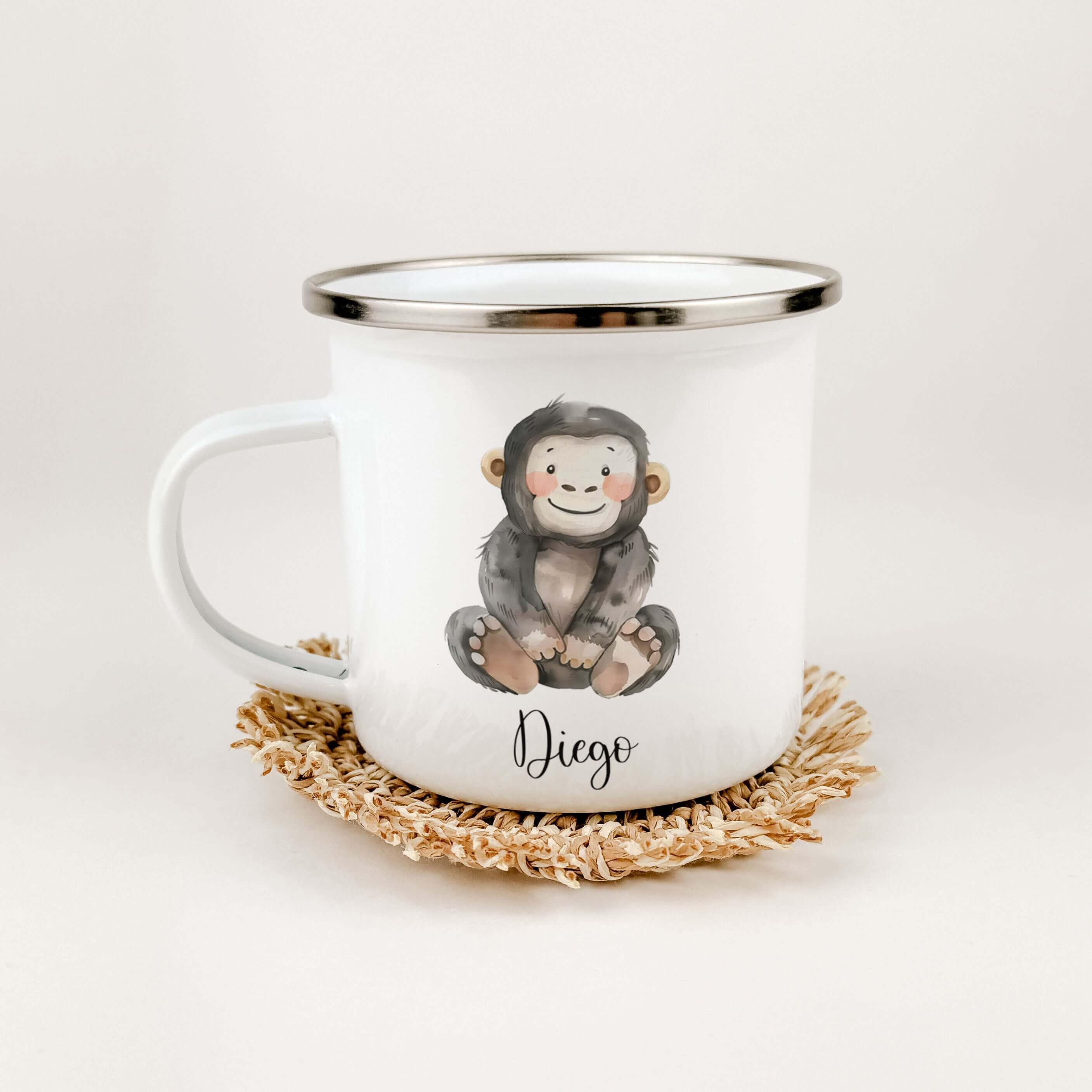 Emaille Tasse Affe-famprints-Emaille Tasse-Entdecke unsere personalisierte Emaille Tasse mit dem süßen Affenmotiv! Diese besondere Tasse wird mit Liebe von uns bedruckt und ist ein echter Blickfang. Der brillante und langlebige Druck sorgt dafür, dass das