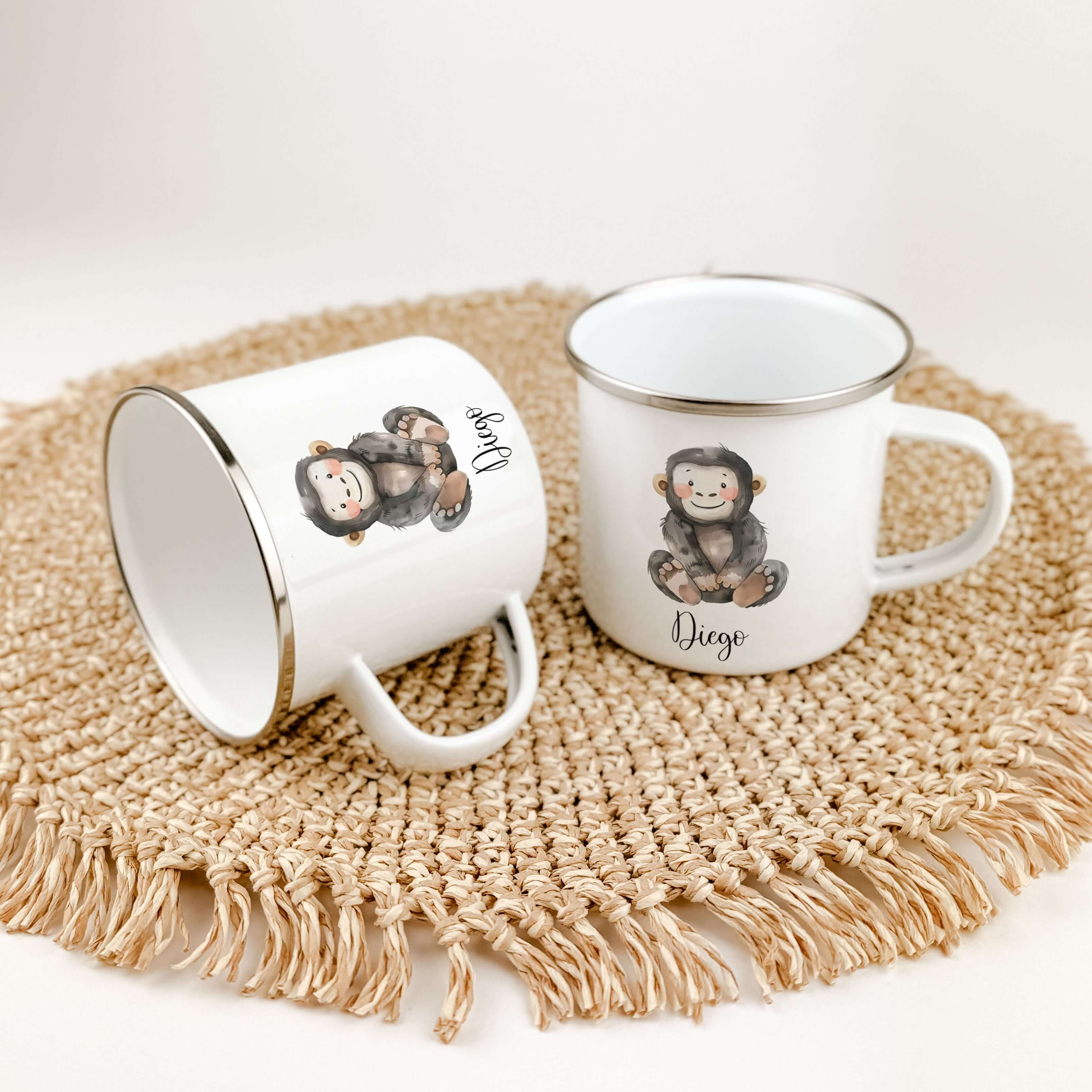 Emaille Tasse Affe-famprints-Emaille Tasse-Entdecke unsere personalisierte Emaille Tasse mit dem süßen Affenmotiv! Diese besondere Tasse wird mit Liebe von uns bedruckt und ist ein echter Blickfang. Der brillante und langlebige Druck sorgt dafür, dass das