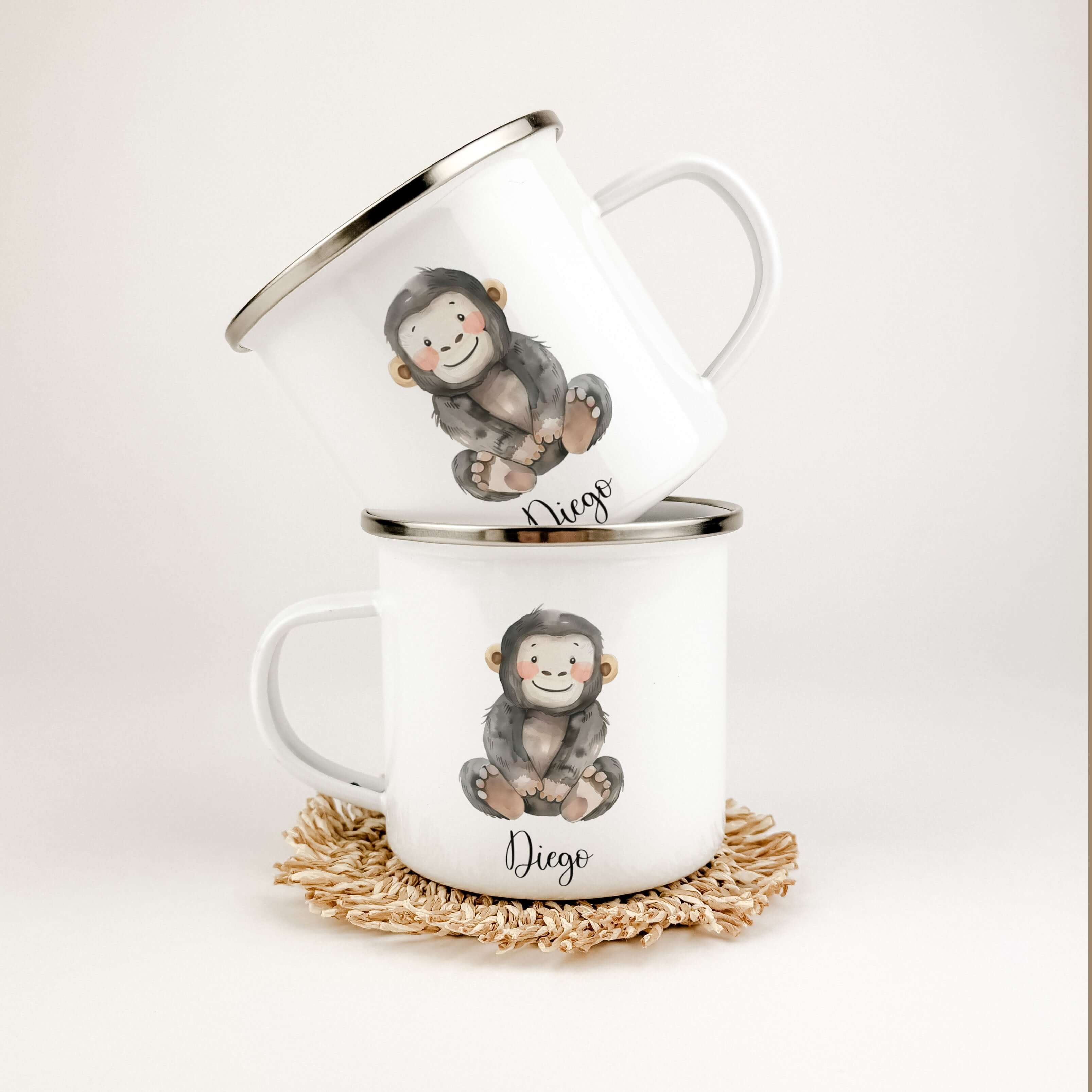 Emaille Tasse Affe-famprints-Emaille Tasse-Entdecke unsere personalisierte Emaille Tasse mit dem süßen Affenmotiv! Diese besondere Tasse wird mit Liebe von uns bedruckt und ist ein echter Blickfang. Der brillante und langlebige Druck sorgt dafür, dass das