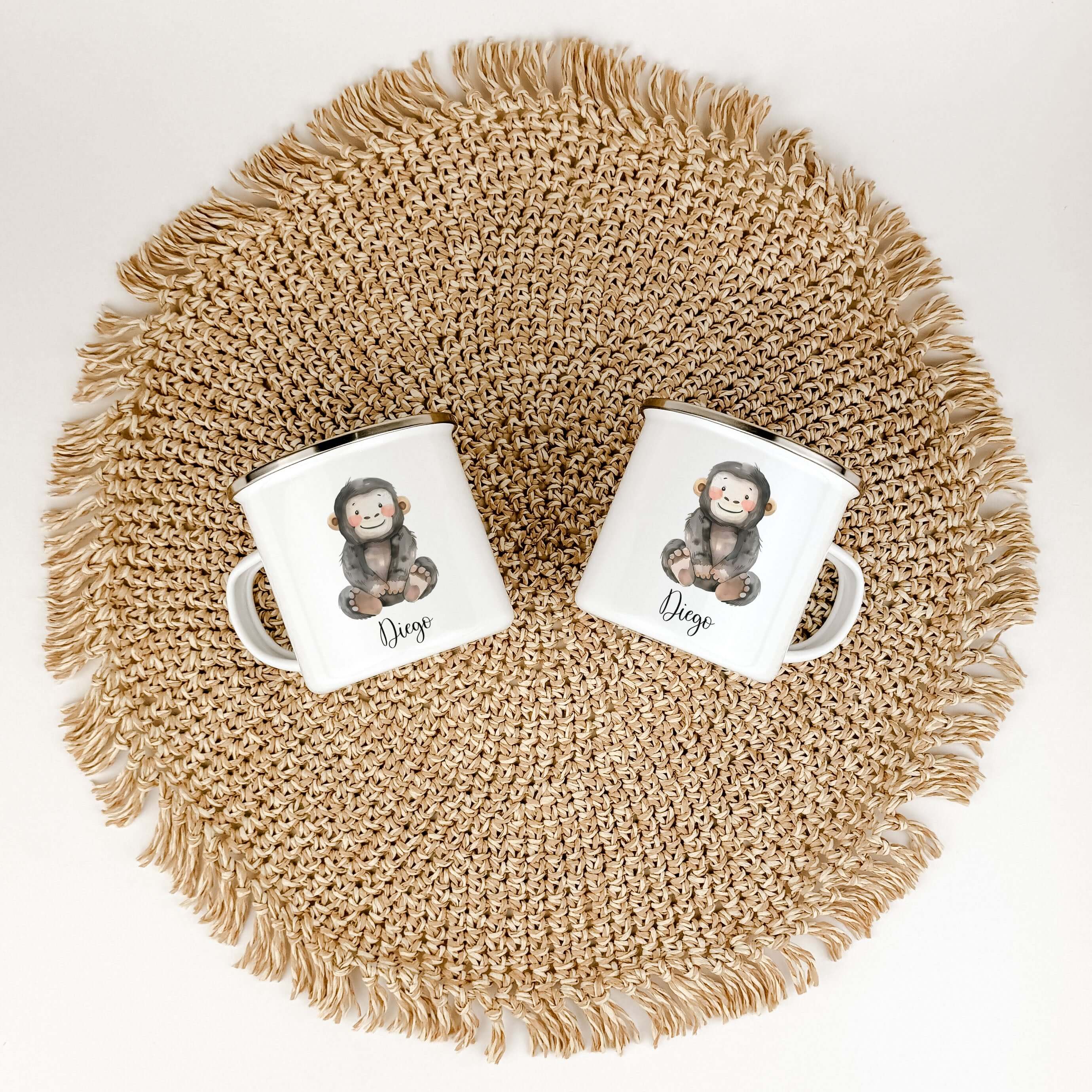 Emaille Tasse Affe-famprints-Emaille Tasse-Entdecke unsere personalisierte Emaille Tasse mit dem süßen Affenmotiv! Diese besondere Tasse wird mit Liebe von uns bedruckt und ist ein echter Blickfang. Der brillante und langlebige Druck sorgt dafür, dass das