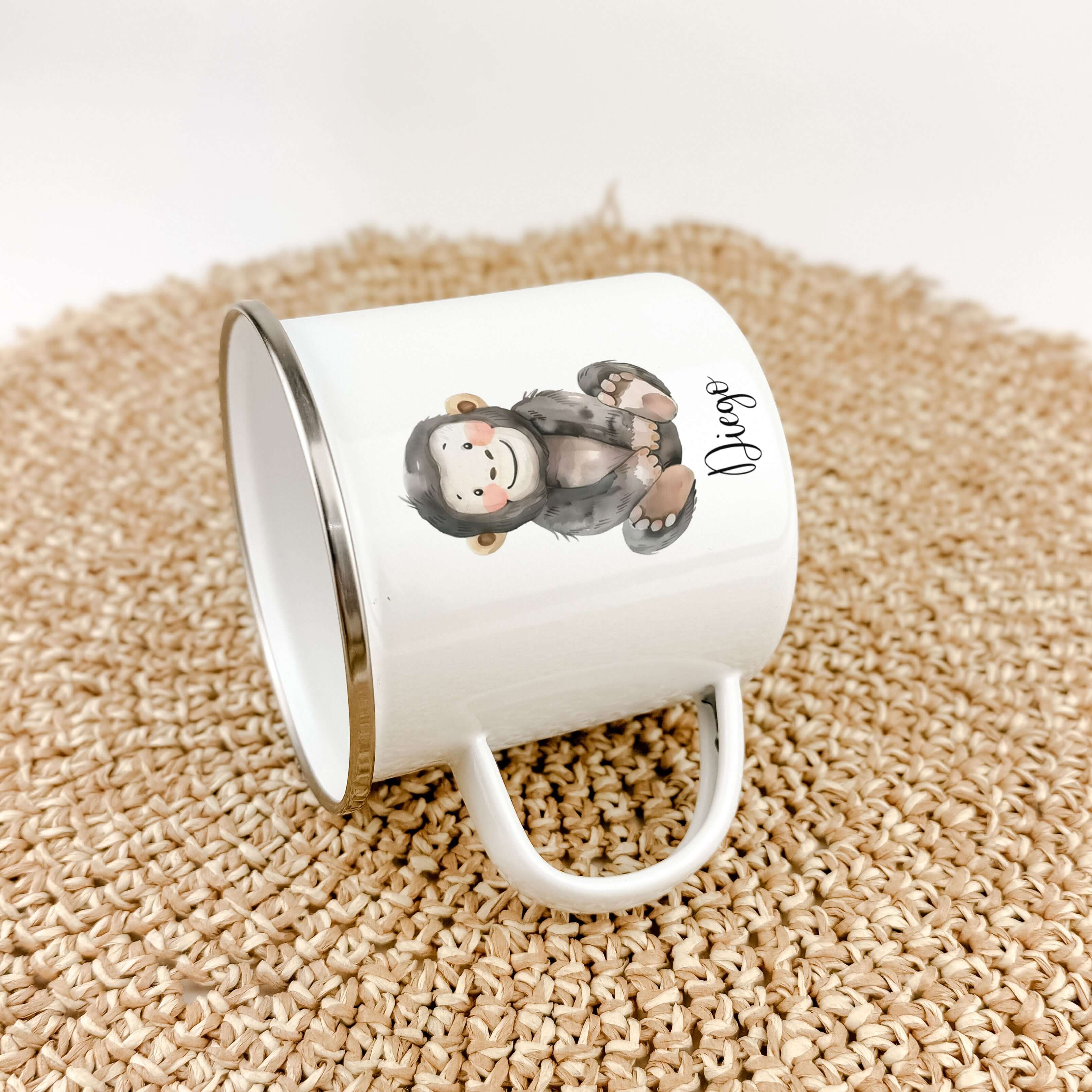 Emaille Tasse Affe-famprints-Emaille Tasse-Entdecke unsere personalisierte Emaille Tasse mit dem süßen Affenmotiv! Diese besondere Tasse wird mit Liebe von uns bedruckt und ist ein echter Blickfang. Der brillante und langlebige Druck sorgt dafür, dass das